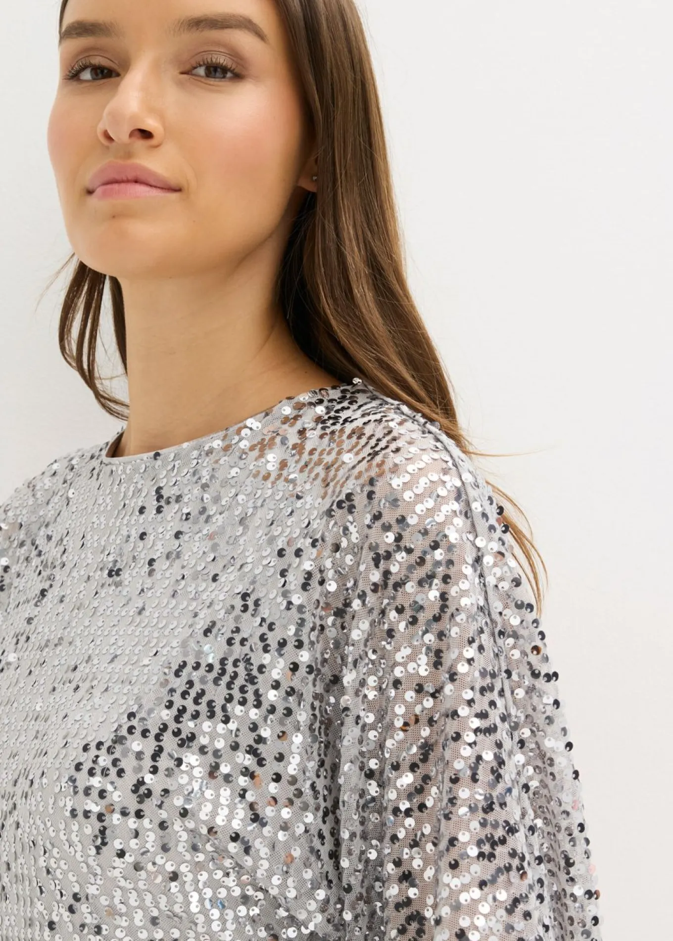 Vestido de lentejuelas con detalle de lazo