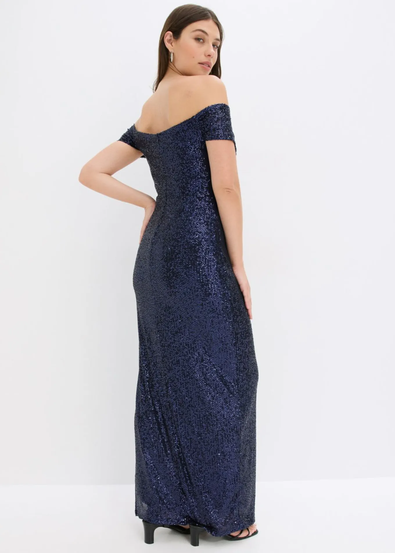 Vestido de lentejuelas con escote bañera
