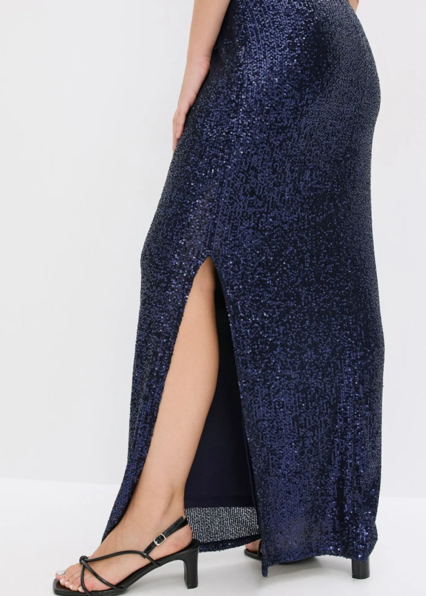 Vestido de lentejuelas con escote bañera