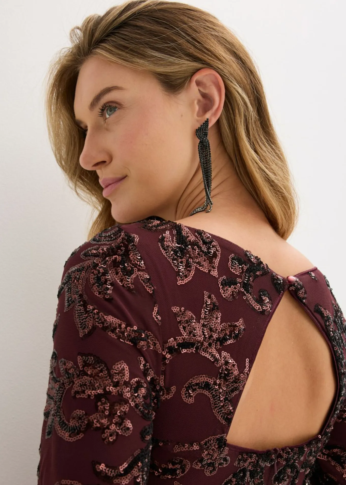Vestido de lentejuelas con escote en la espalda