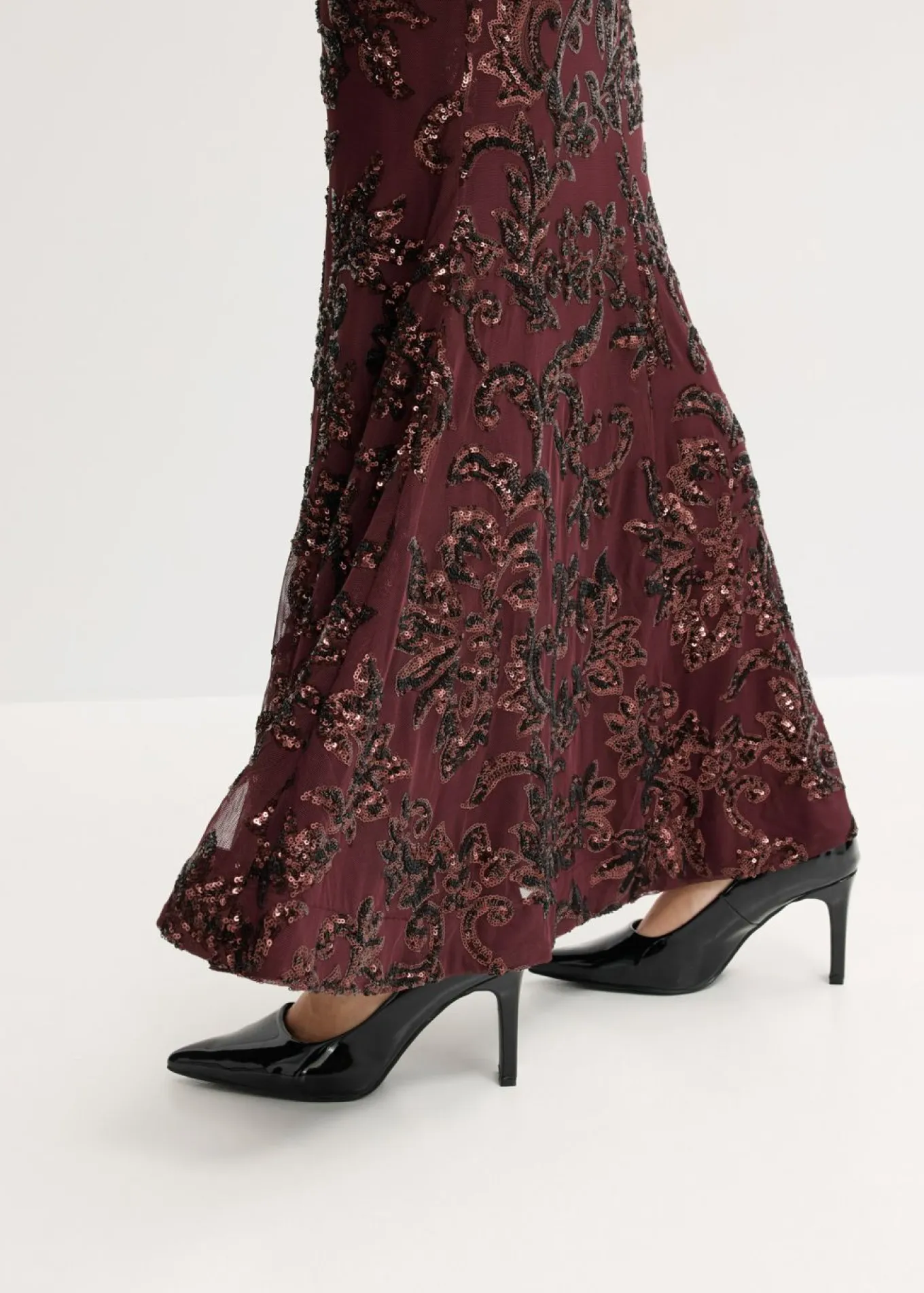 Vestido de lentejuelas con escote en la espalda