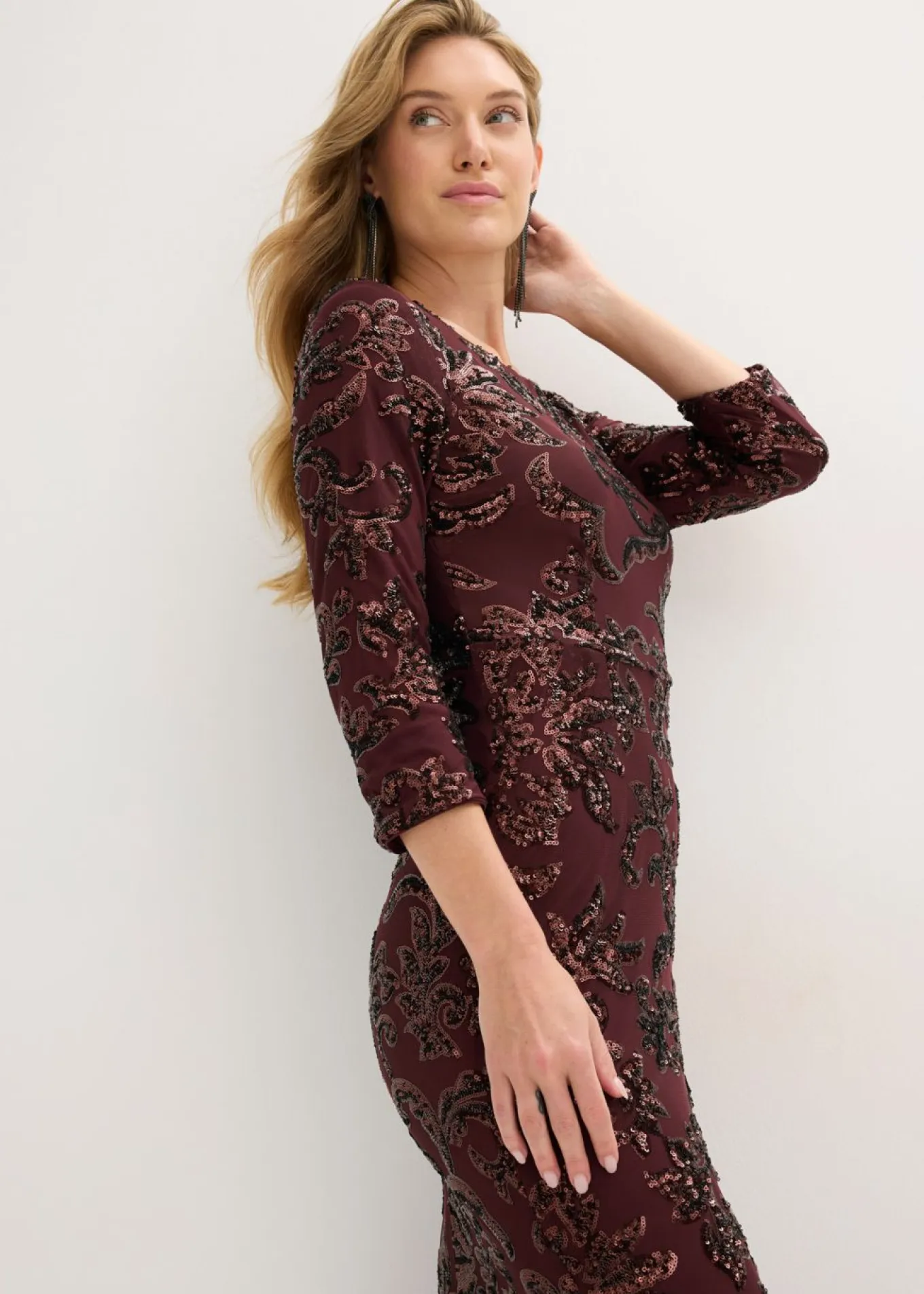 Vestido de lentejuelas con escote en la espalda