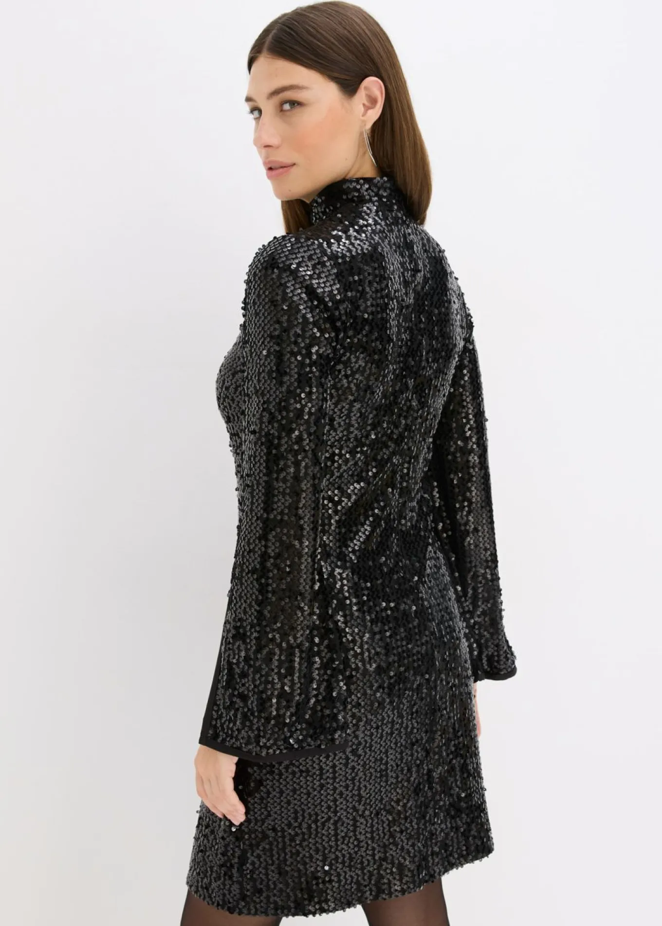 Vestido de lentejuelas con mangas de trompeta