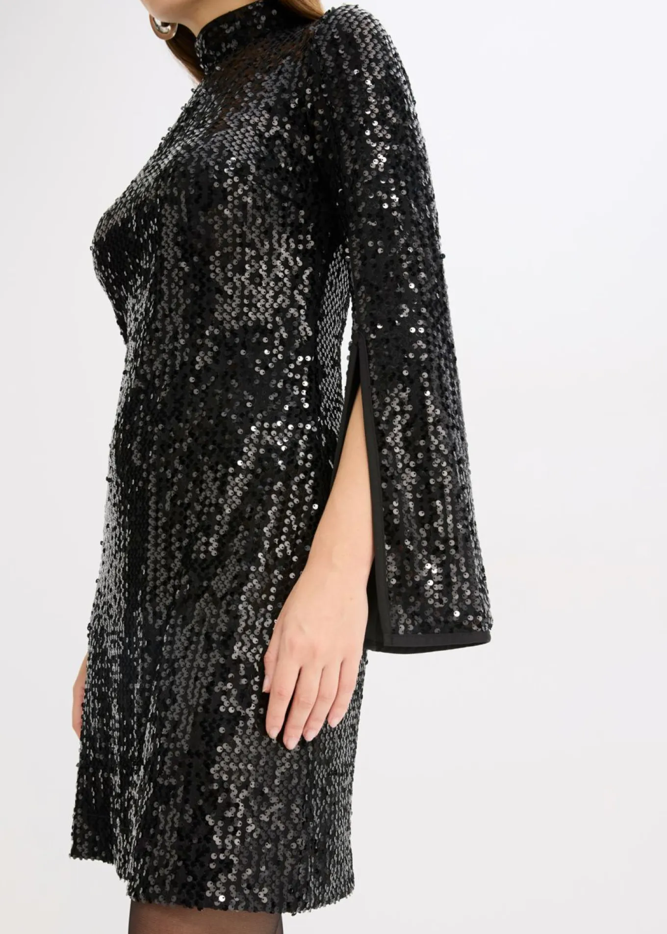 Vestido de lentejuelas con mangas de trompeta