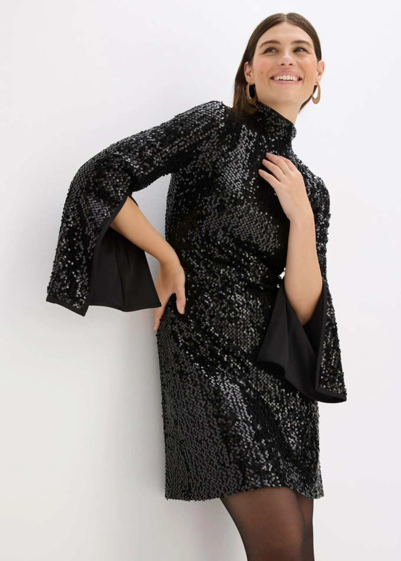 Vestido de lentejuelas con mangas de trompeta