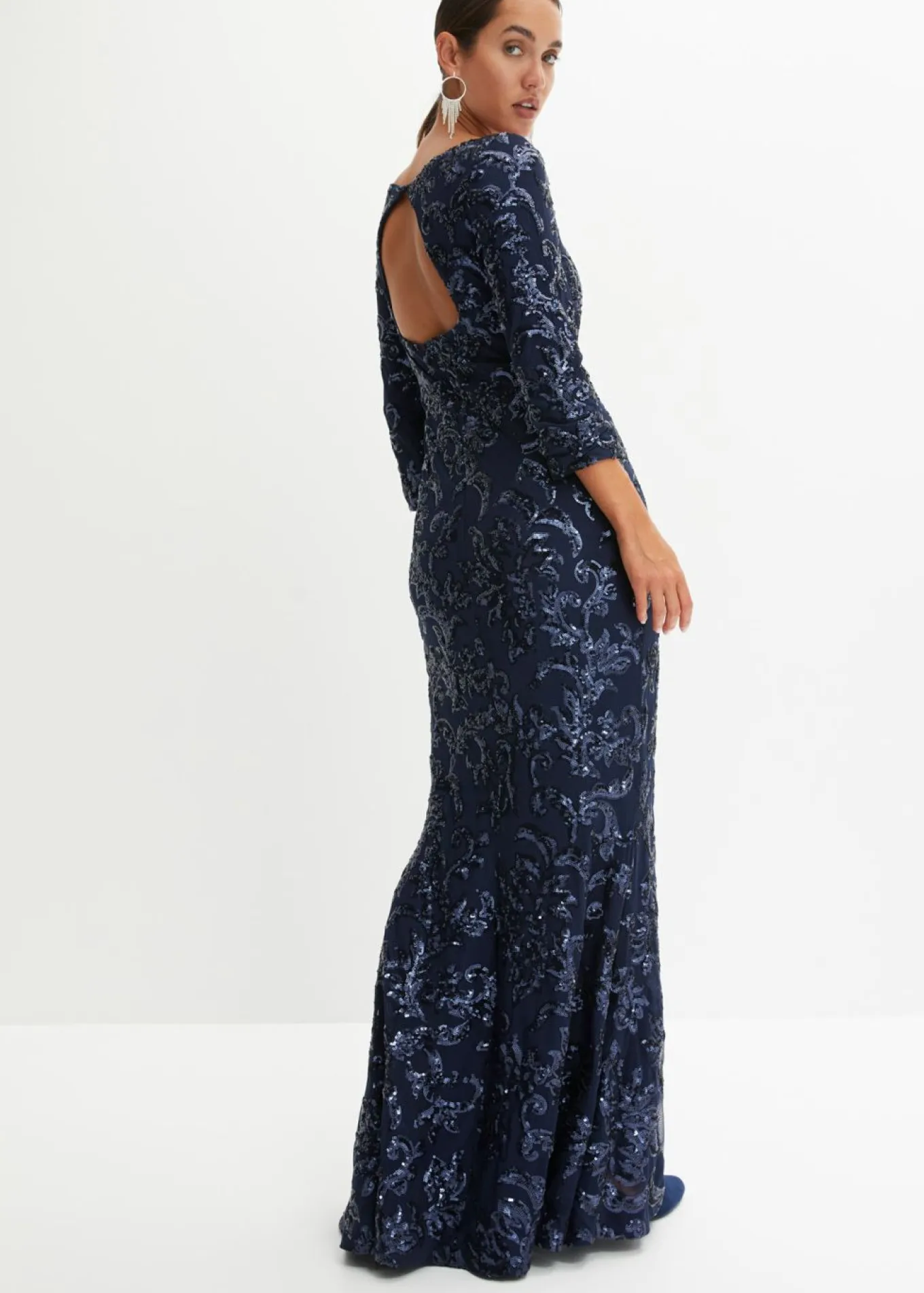 Vestido de lentejuelas con escote en la espalda