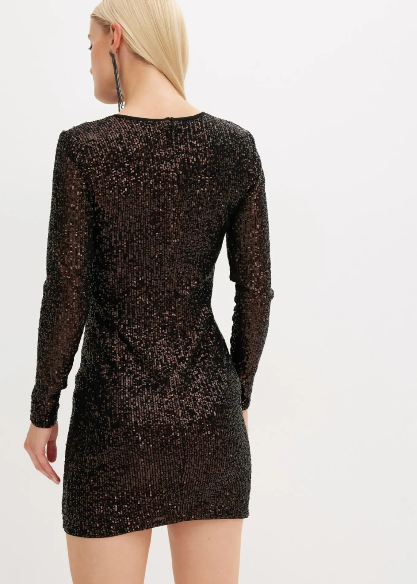 Vestido de lentejuelas con hombreras