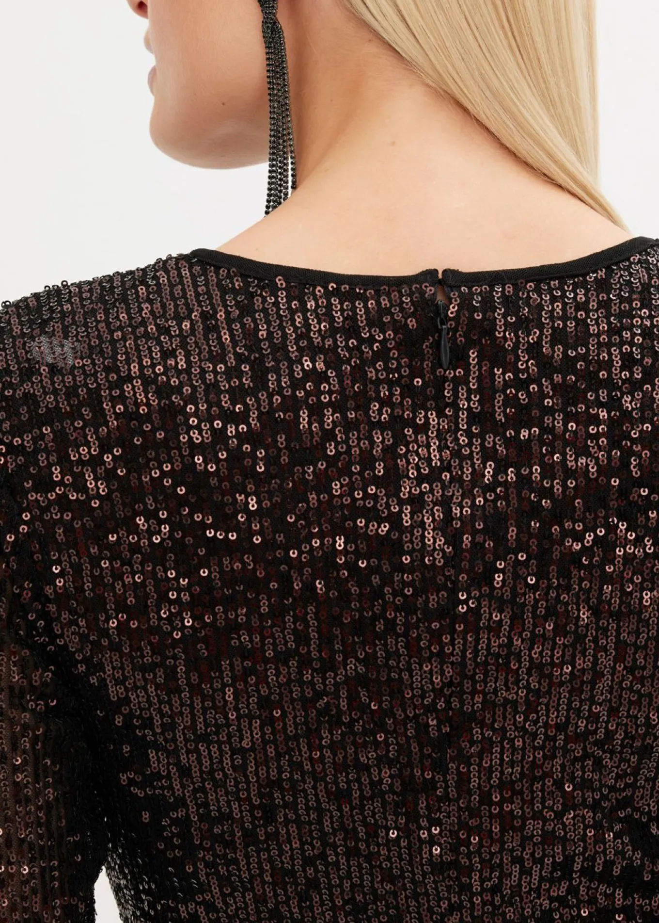 Vestido de lentejuelas con hombreras