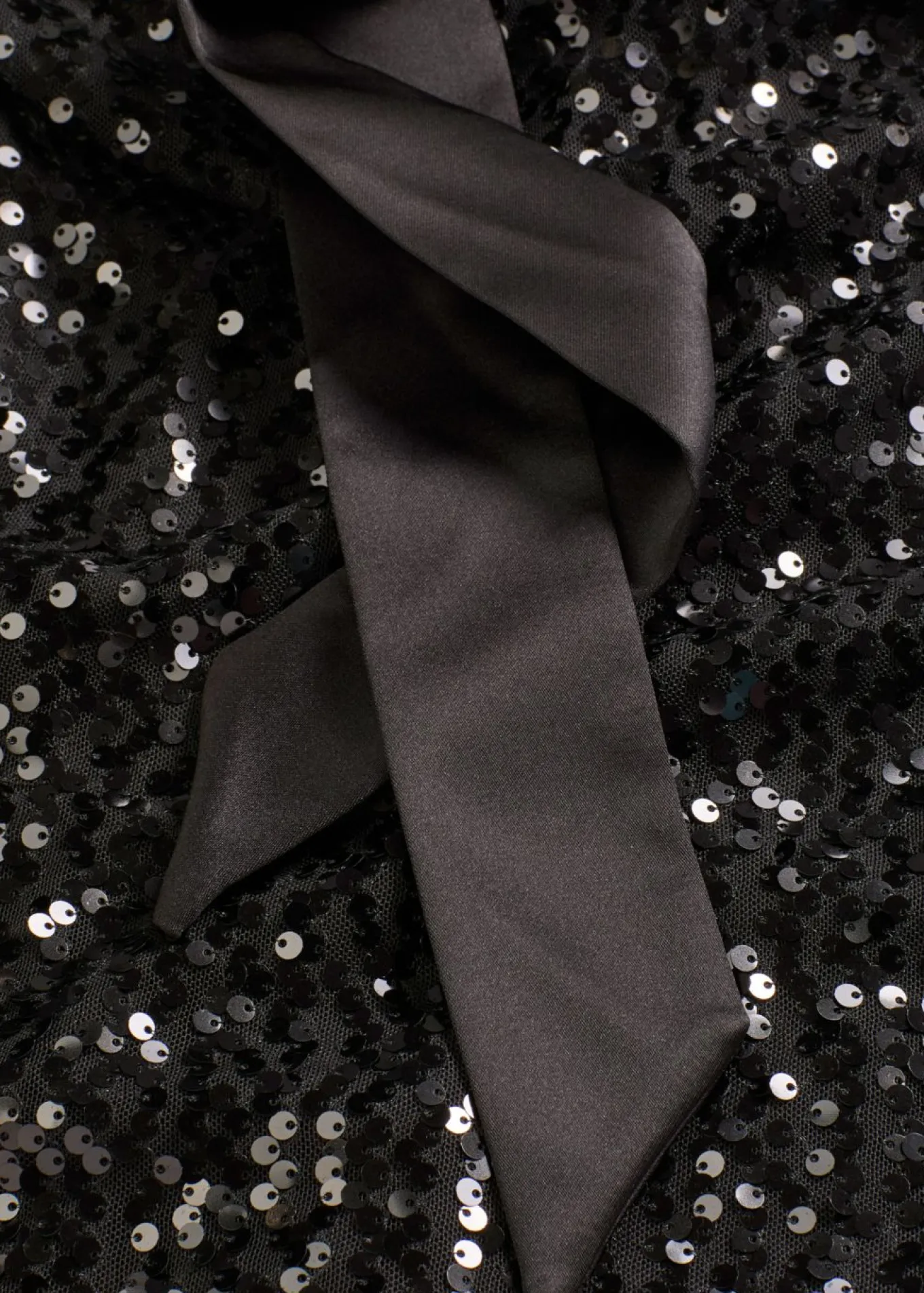 Vestido de lentejuelas con detalle de lazo