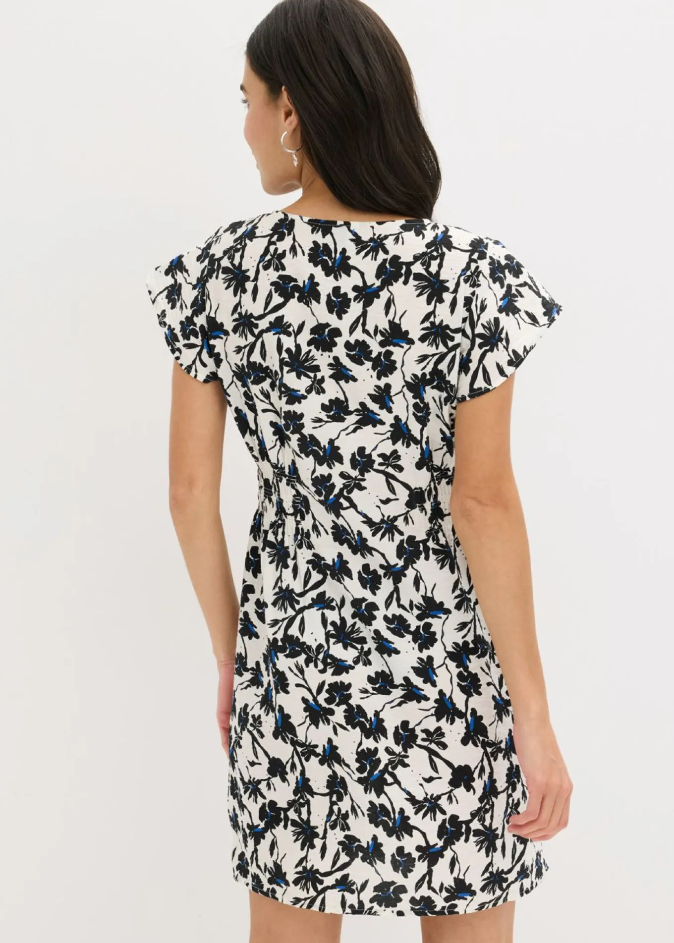 Vestido de material estructurado con mangas de murciélago