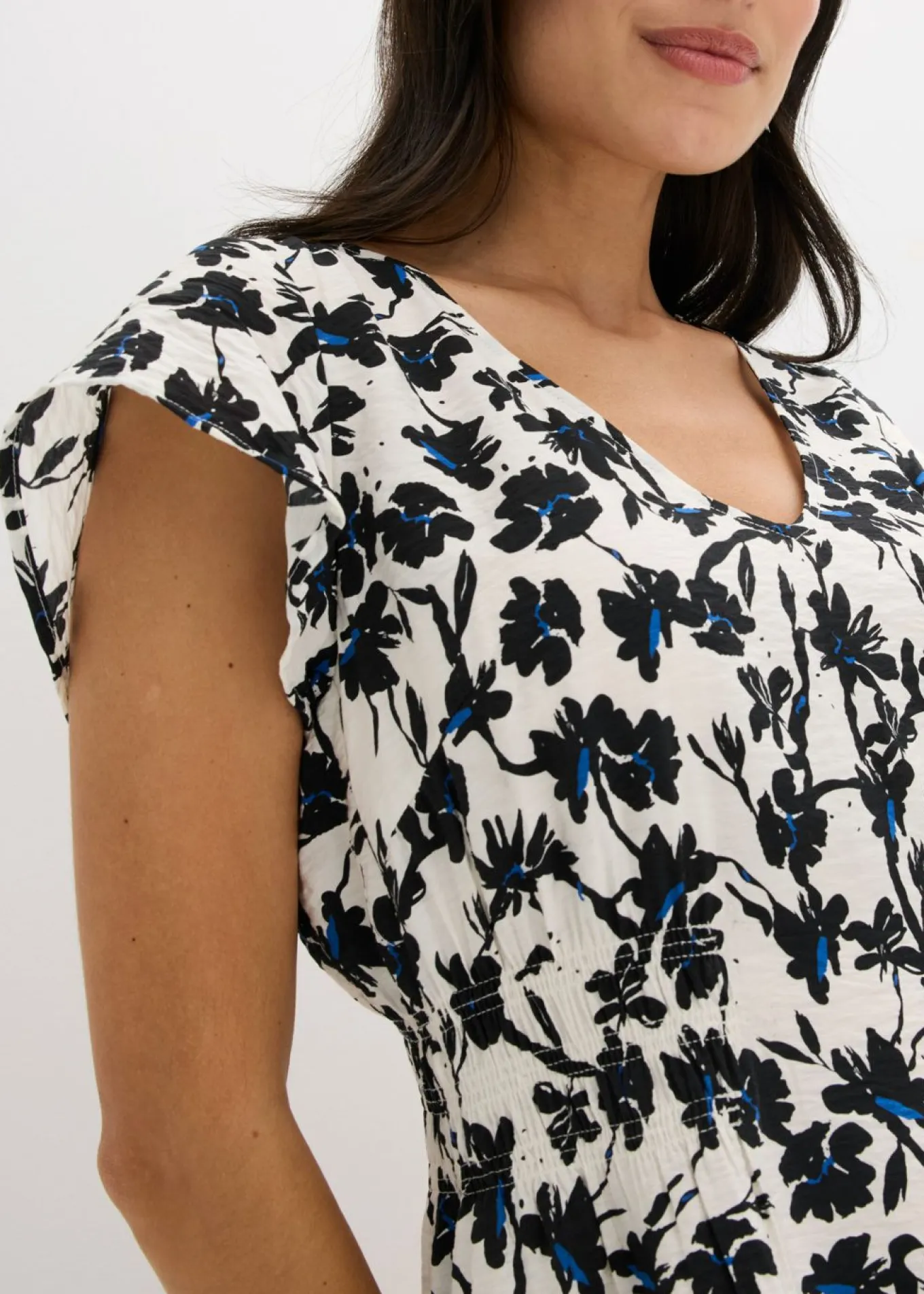 Vestido de material estructurado con mangas de murciélago