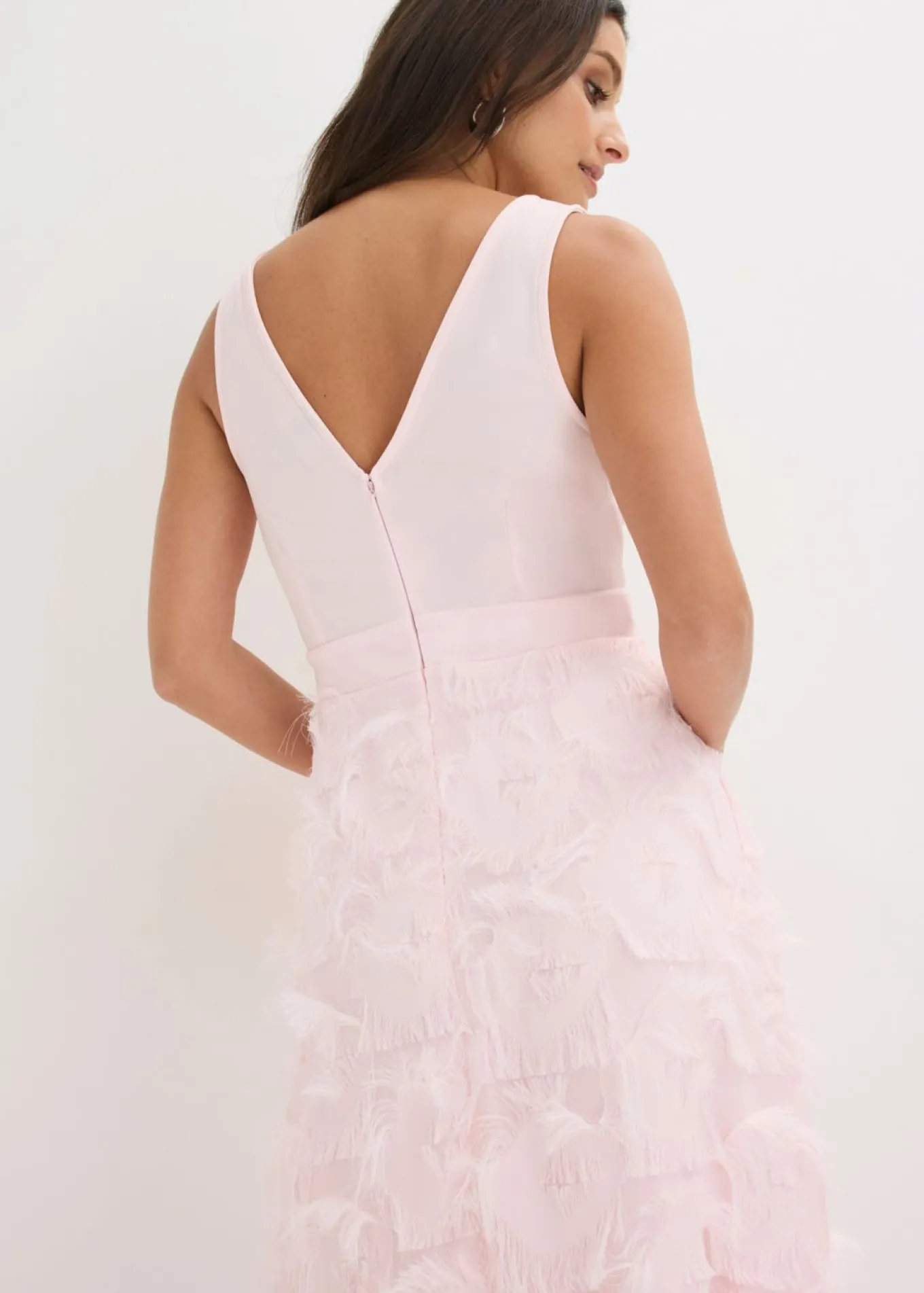 Vestido de noche con detalle de encaje deshilachado