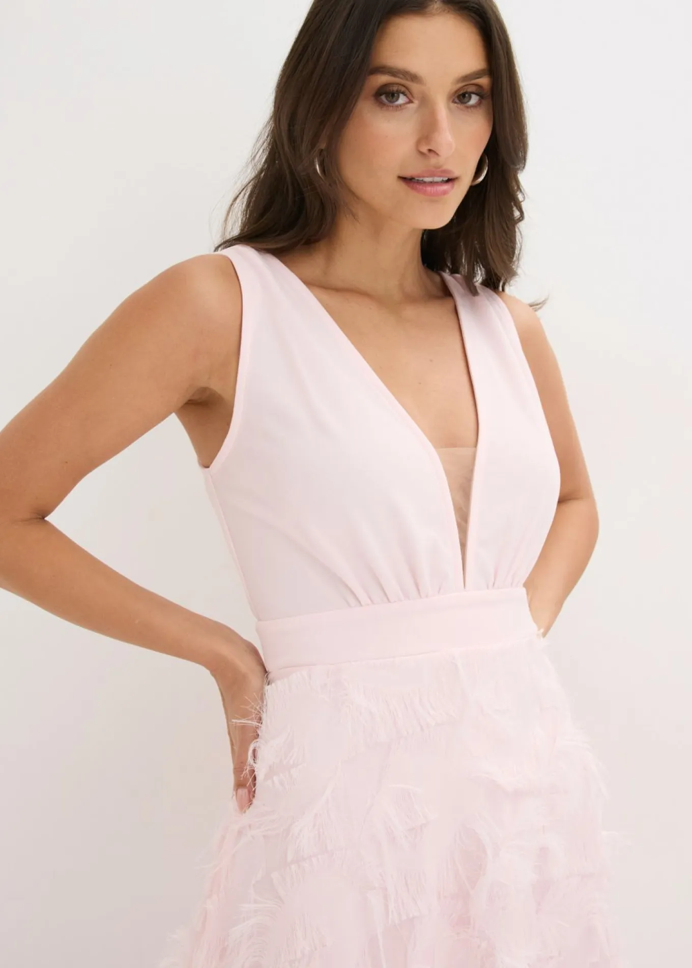 Vestido de noche con detalle de encaje deshilachado