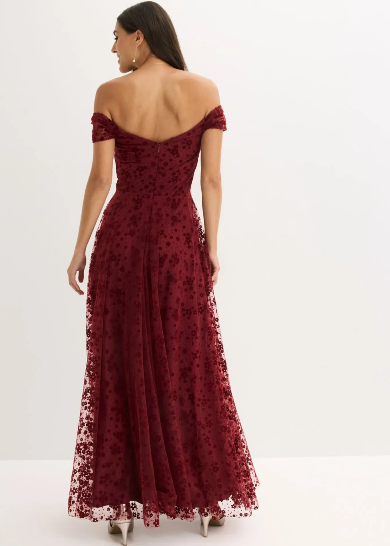 Vestido de noche con un elegante bordado floral