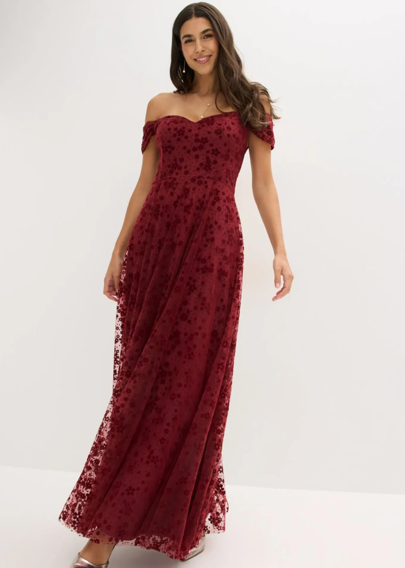 Vestido de noche con un elegante bordado floral
