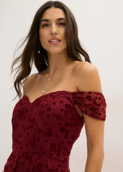 Vestido de noche con un elegante bordado floral