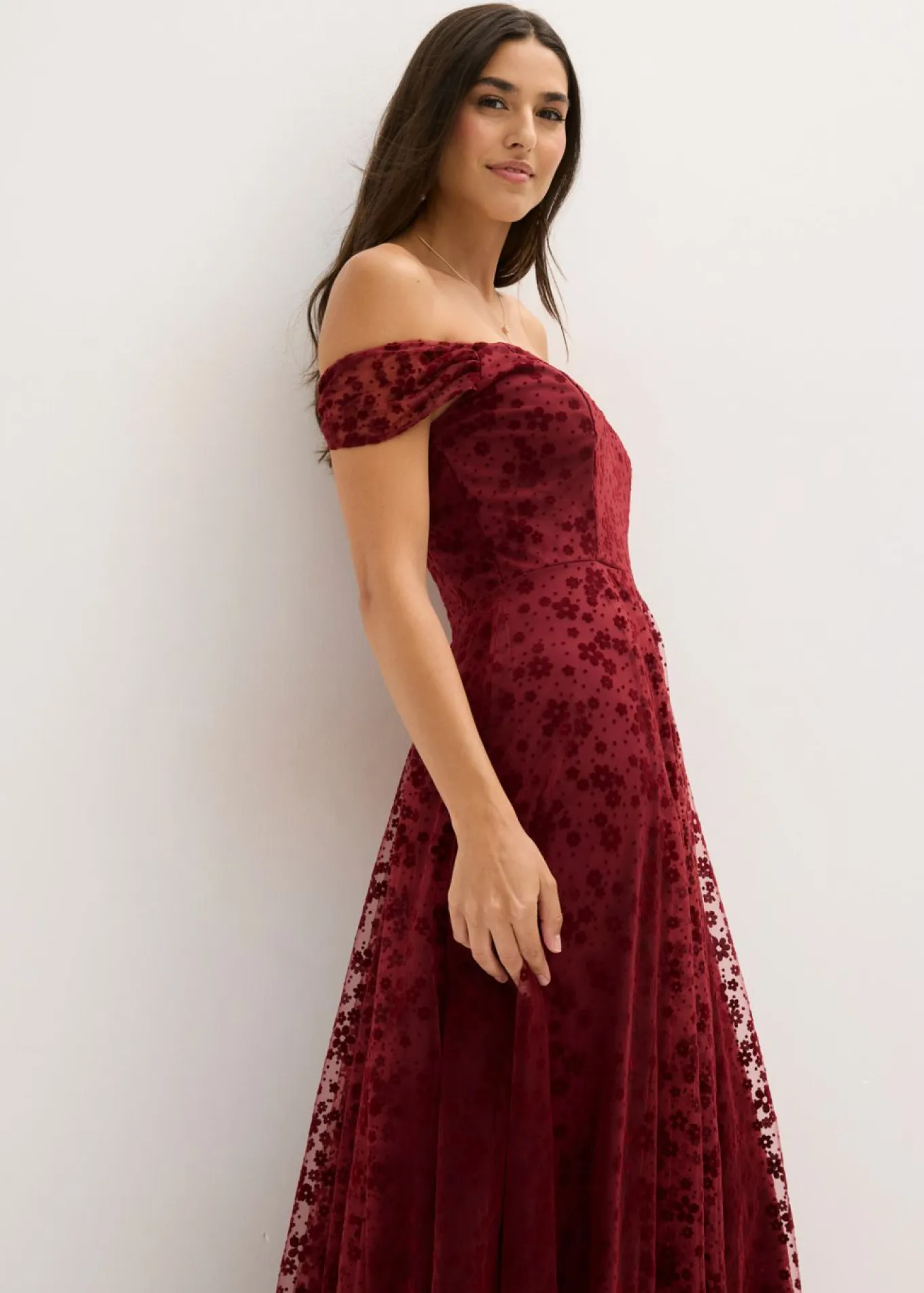 Vestido de noche con un elegante bordado floral