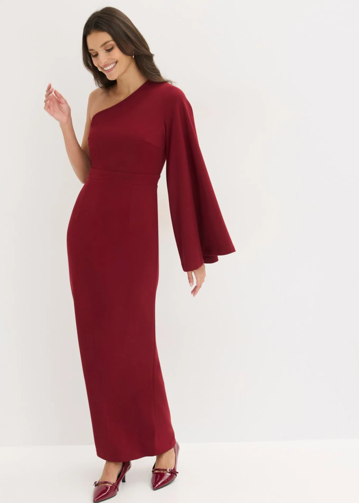 Vestido de noche con un hombro al descubierto