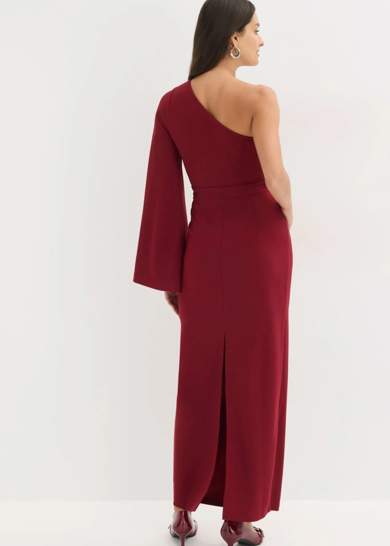 Vestido de noche con un hombro al descubierto