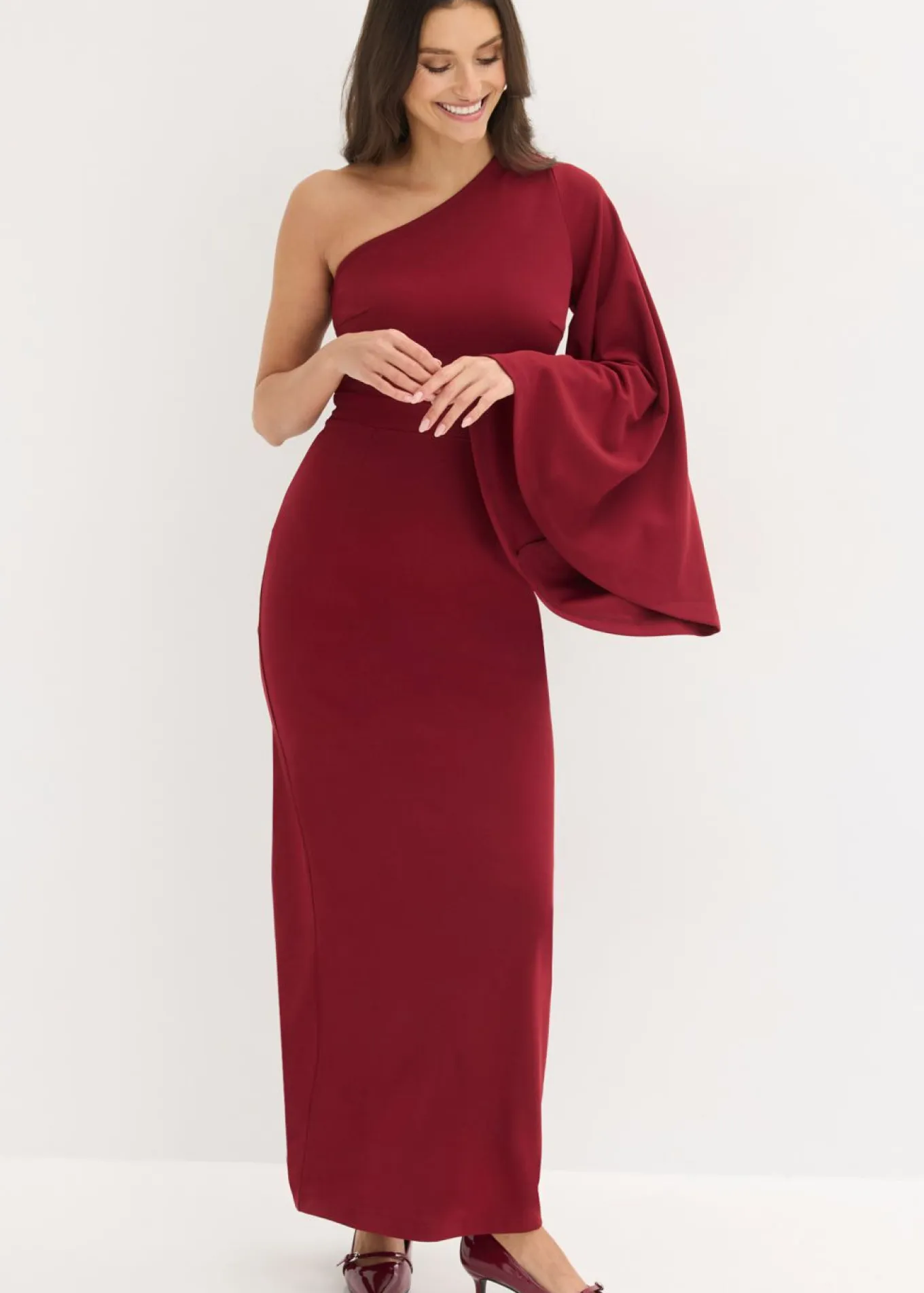 Vestido de noche con un hombro al descubierto