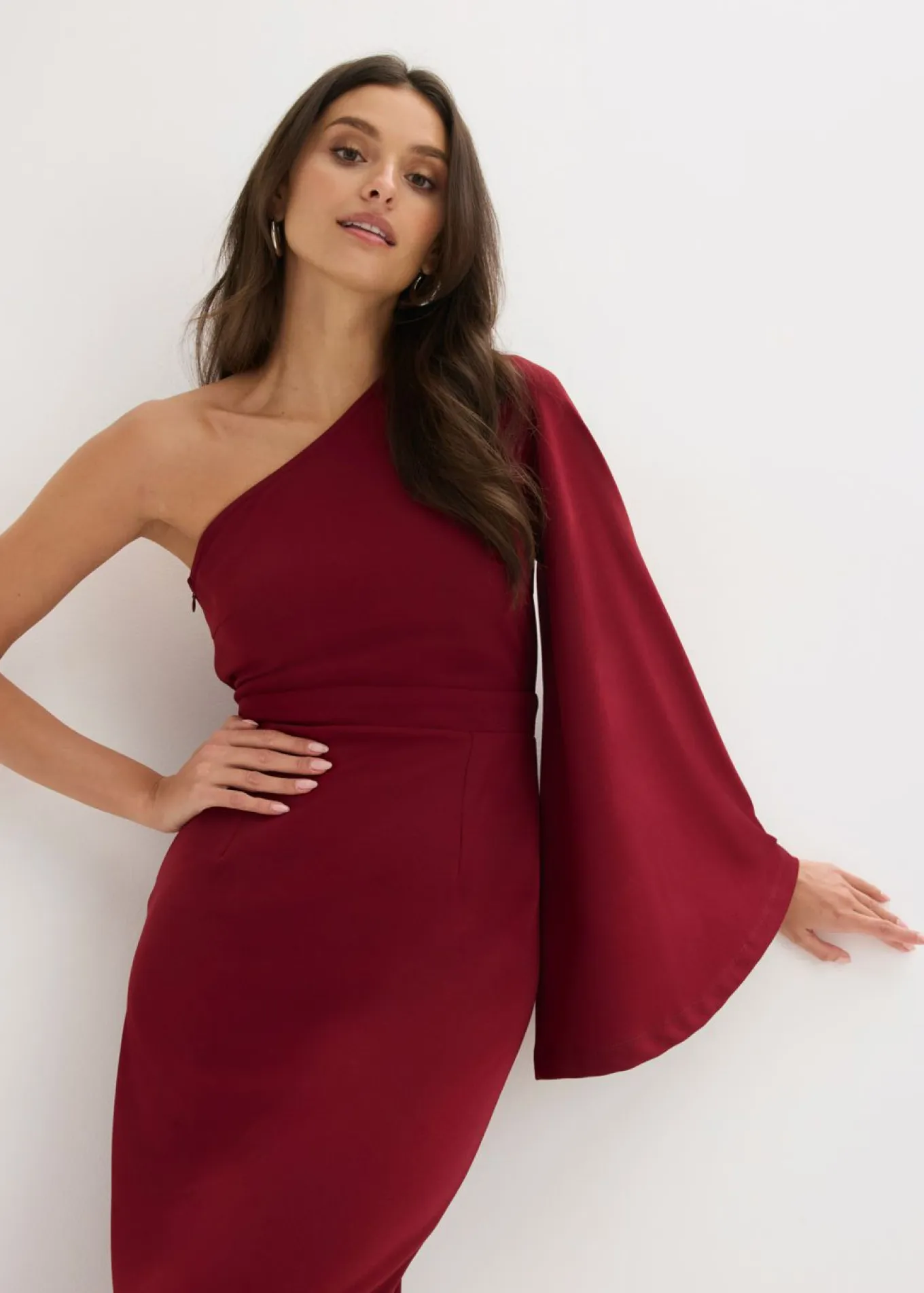Vestido de noche con un hombro al descubierto