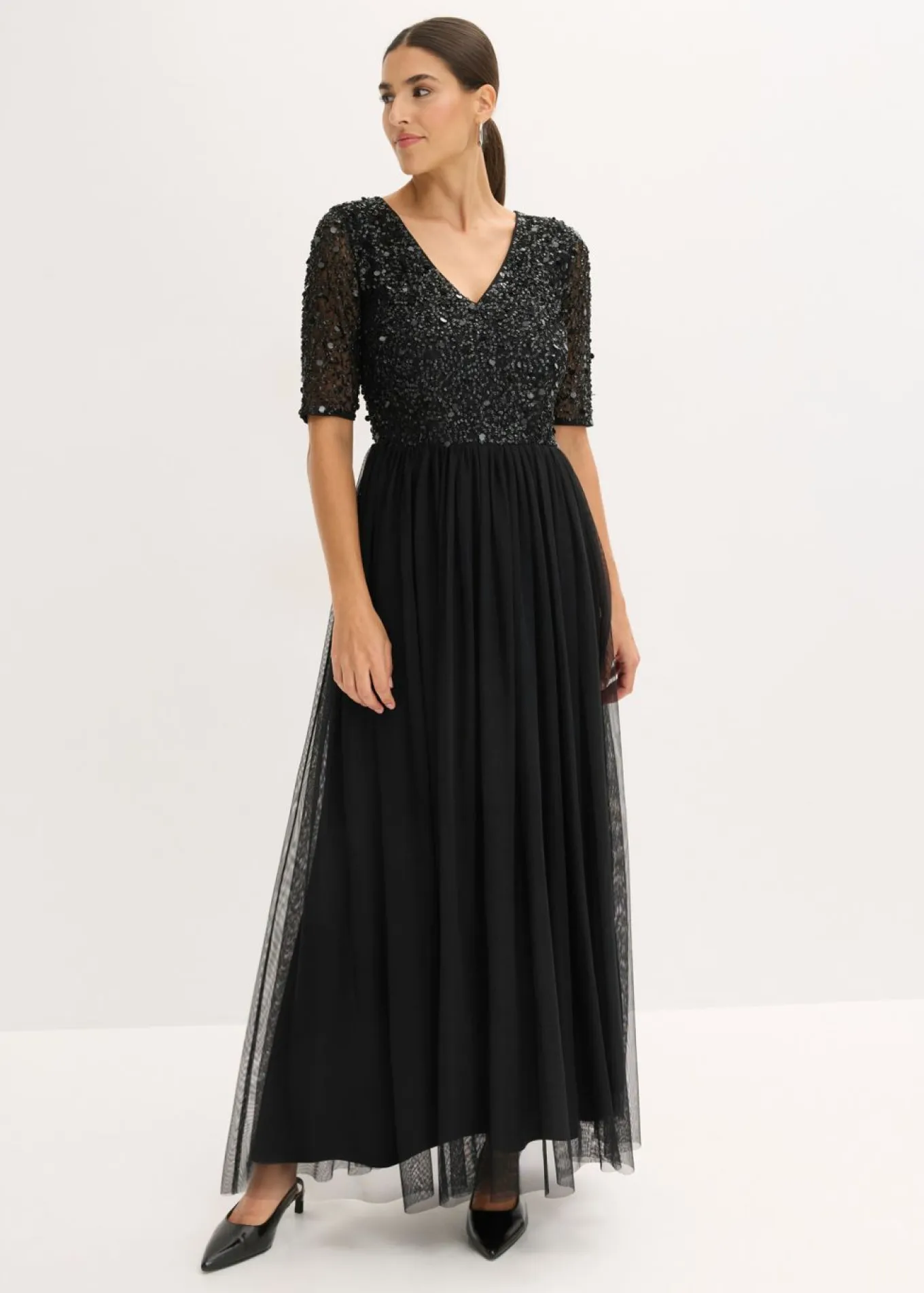 Vestido de noche de tul delicado con bordado de lentejuelas