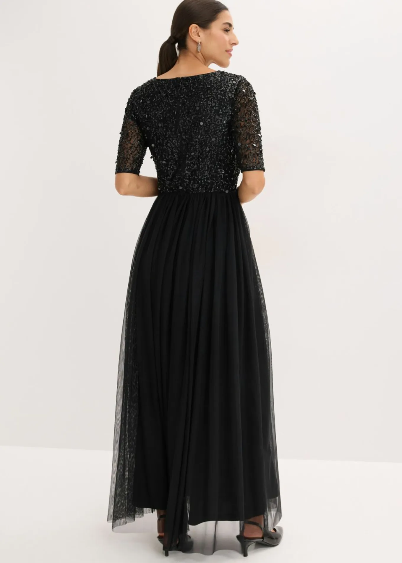 Vestido de noche de tul delicado con bordado de lentejuelas