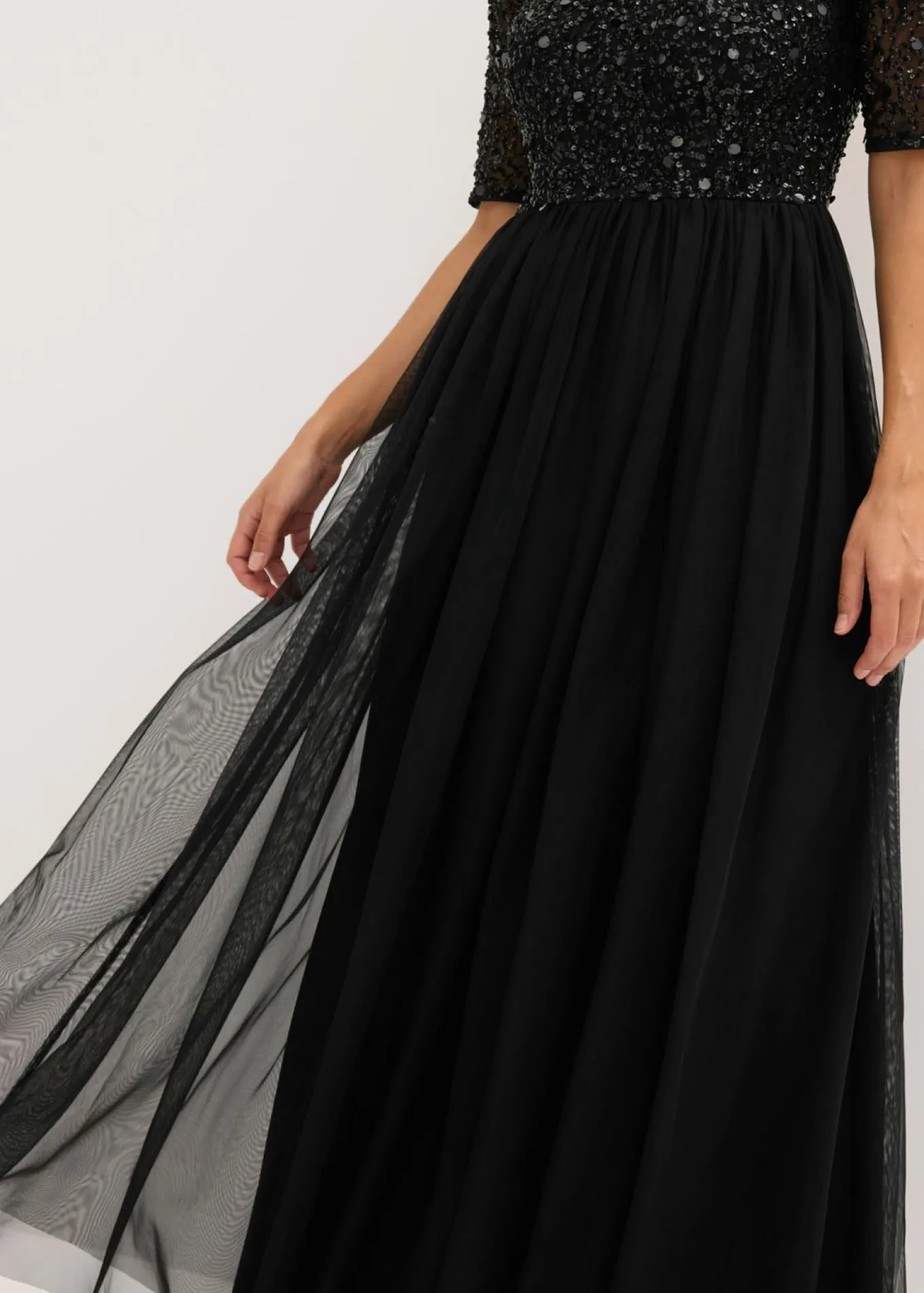 Vestido de noche de tul delicado con bordado de lentejuelas