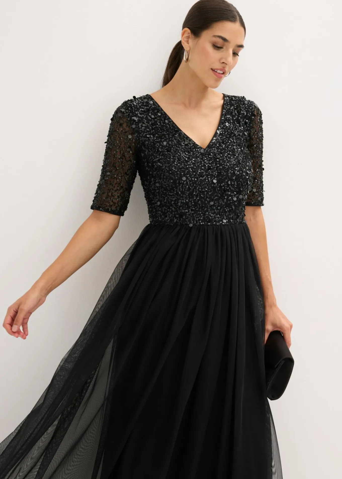 Vestido de noche de tul delicado con bordado de lentejuelas