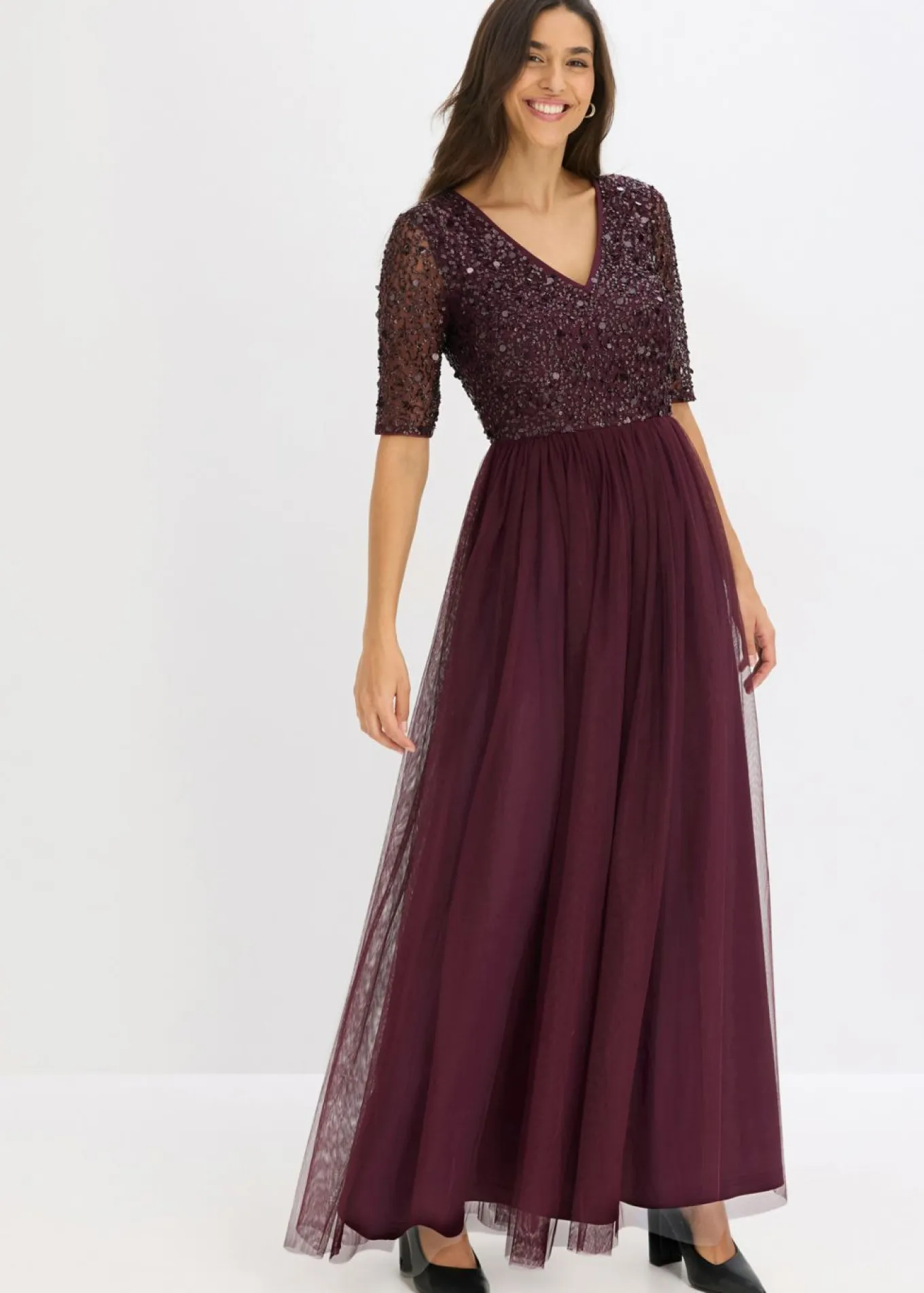 Vestido de noche de tul delicado con bordado de lentejuelas