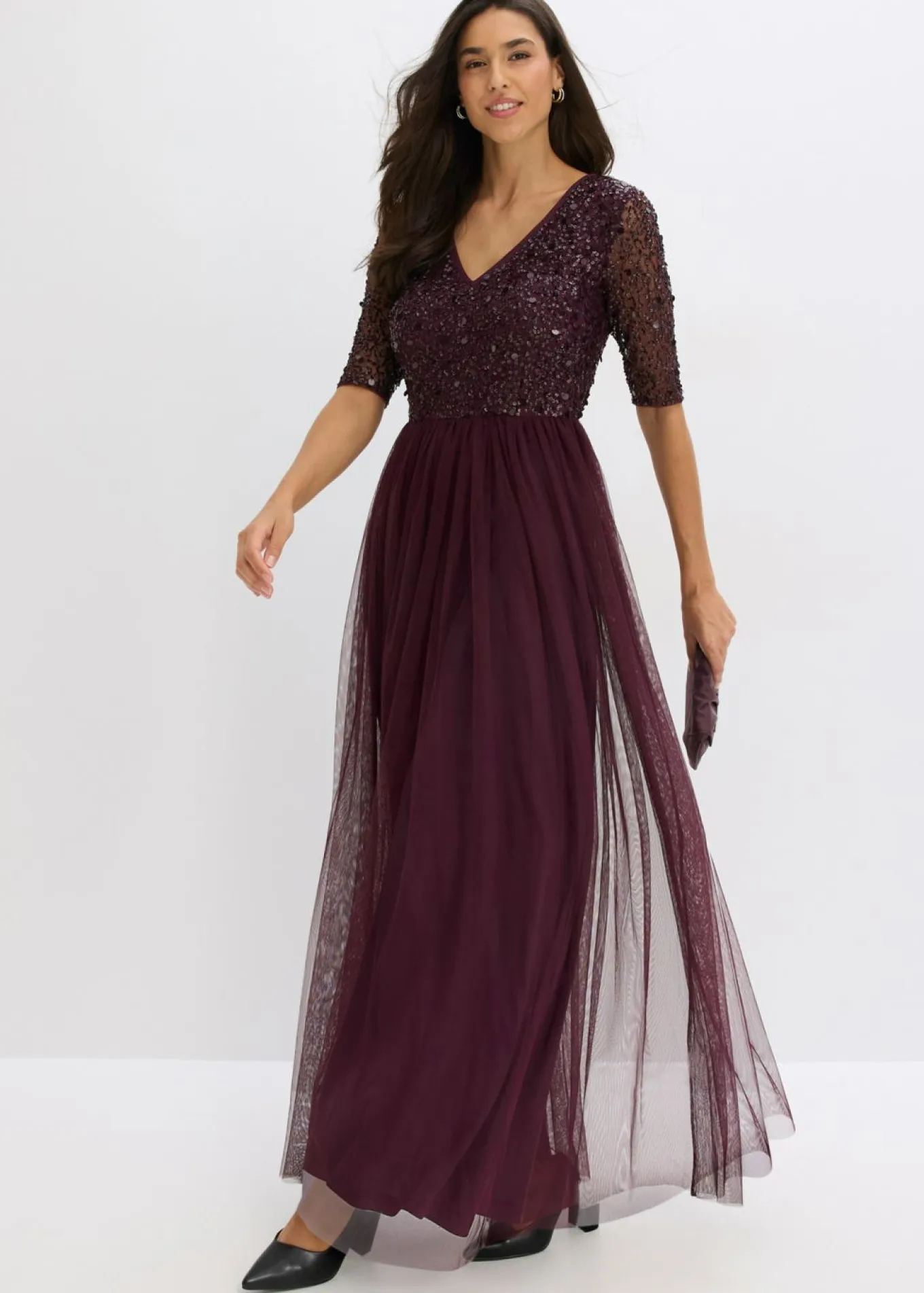 Vestido de noche de tul delicado con bordado de lentejuelas