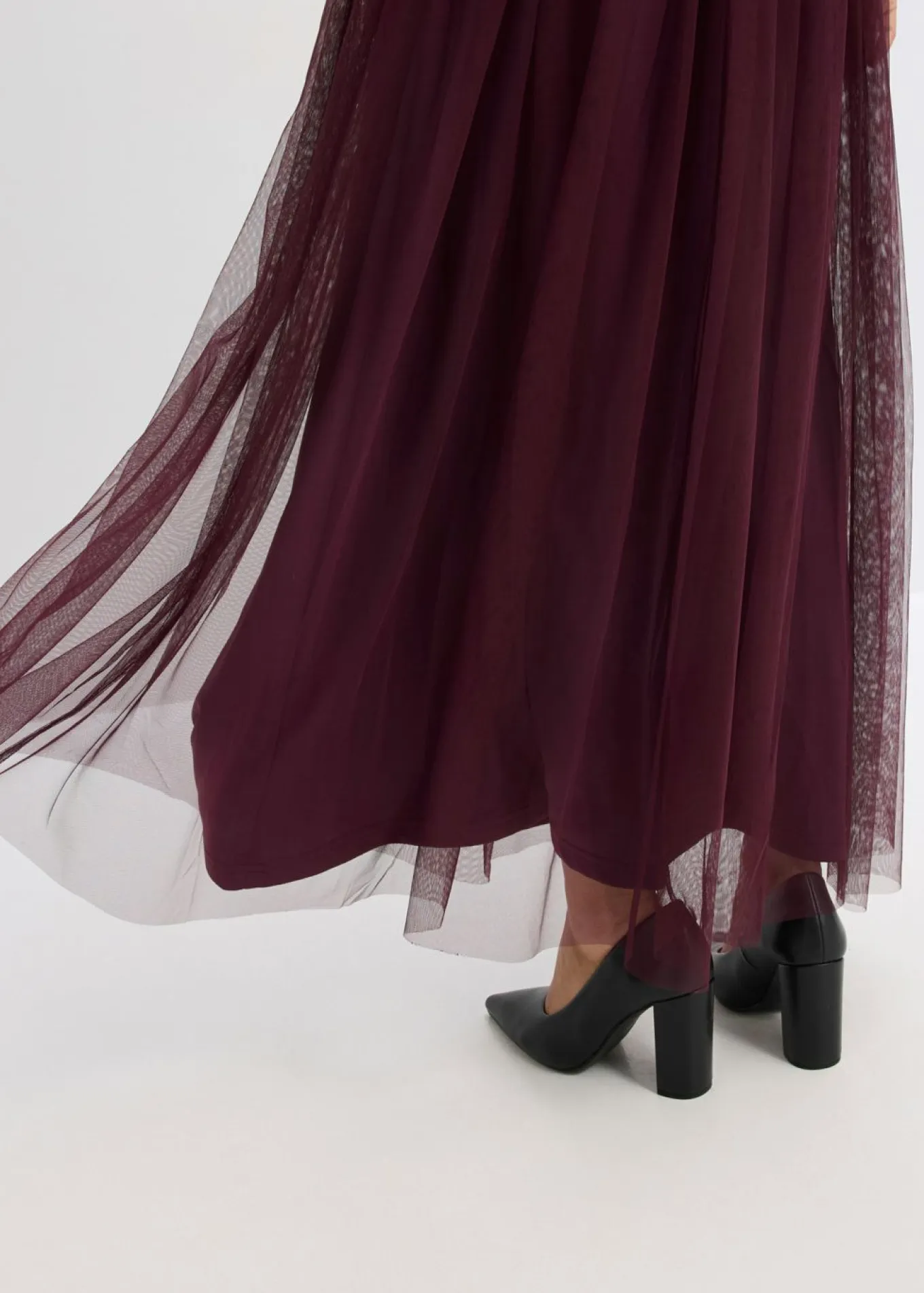 Vestido de noche de tul delicado con bordado de lentejuelas