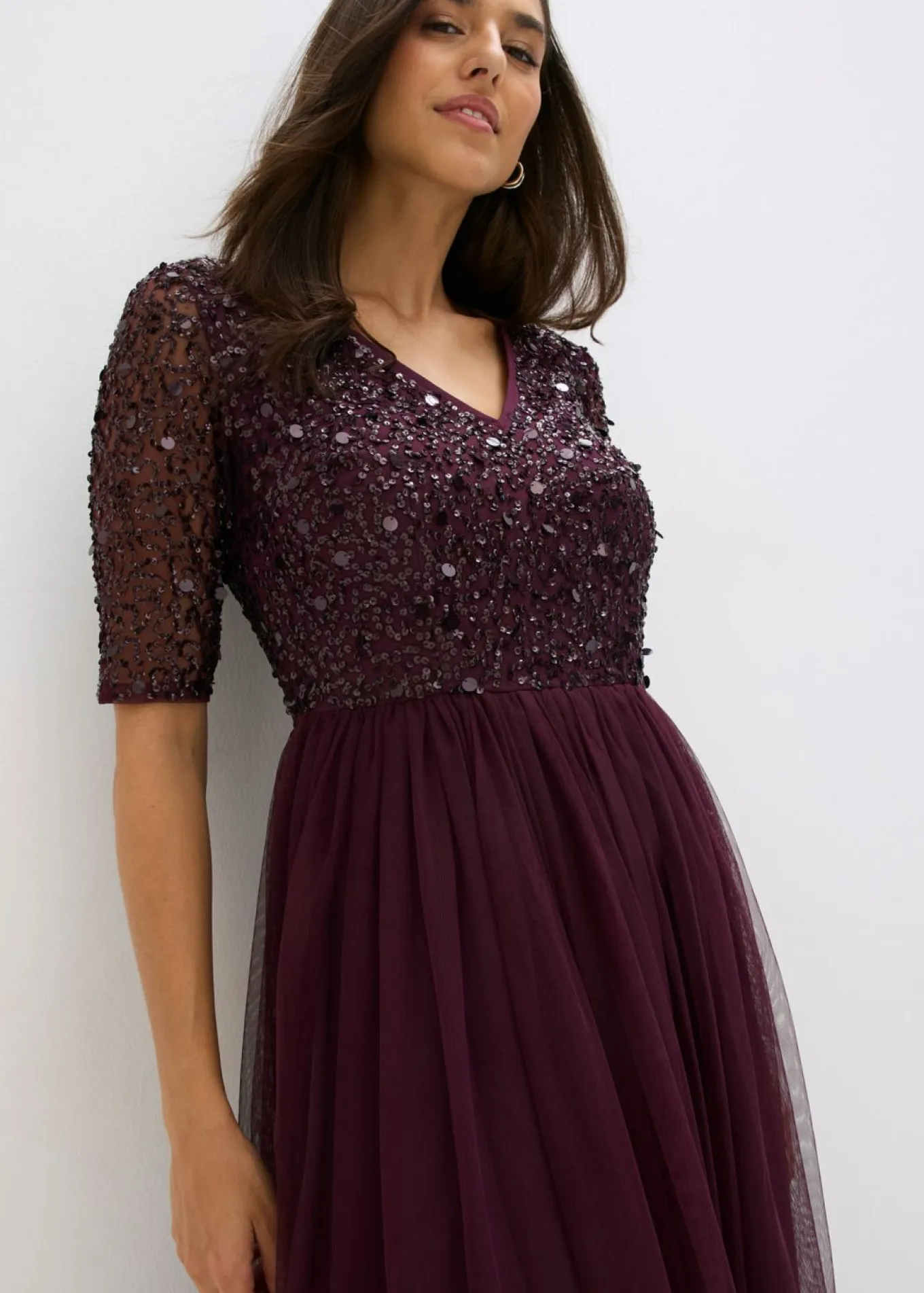 Vestido de noche de tul delicado con bordado de lentejuelas