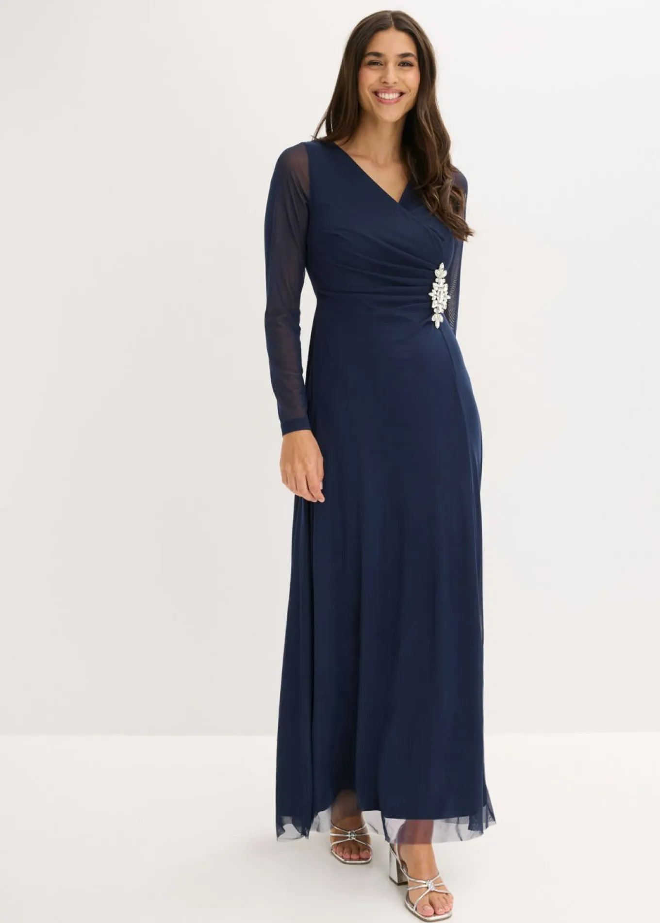 Vestido de noche de tul delicado con aplicación de piedras