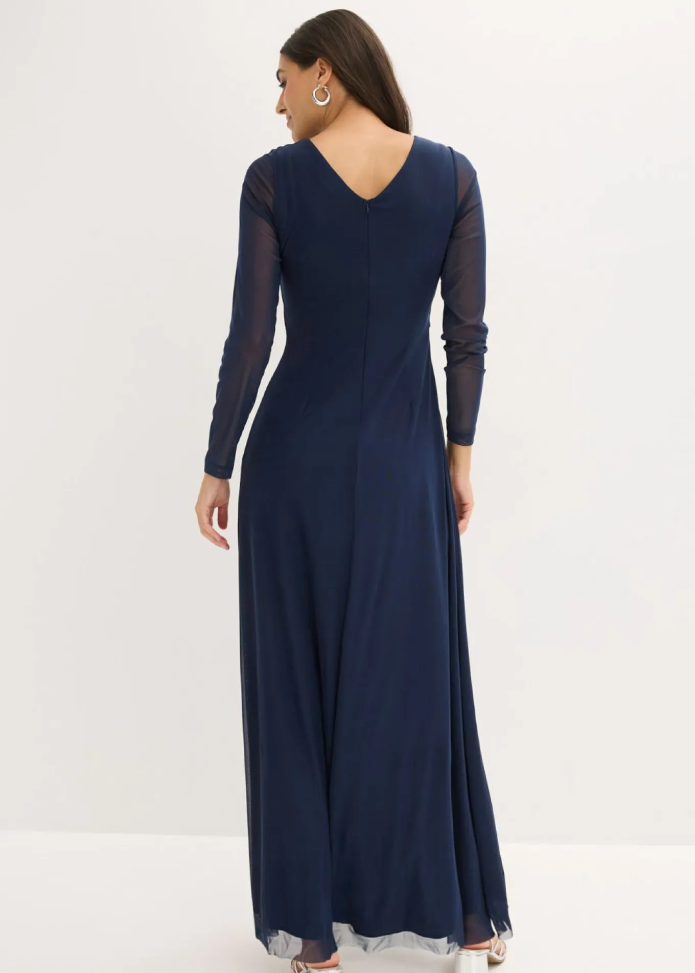 Vestido de noche de tul delicado con aplicación de piedras