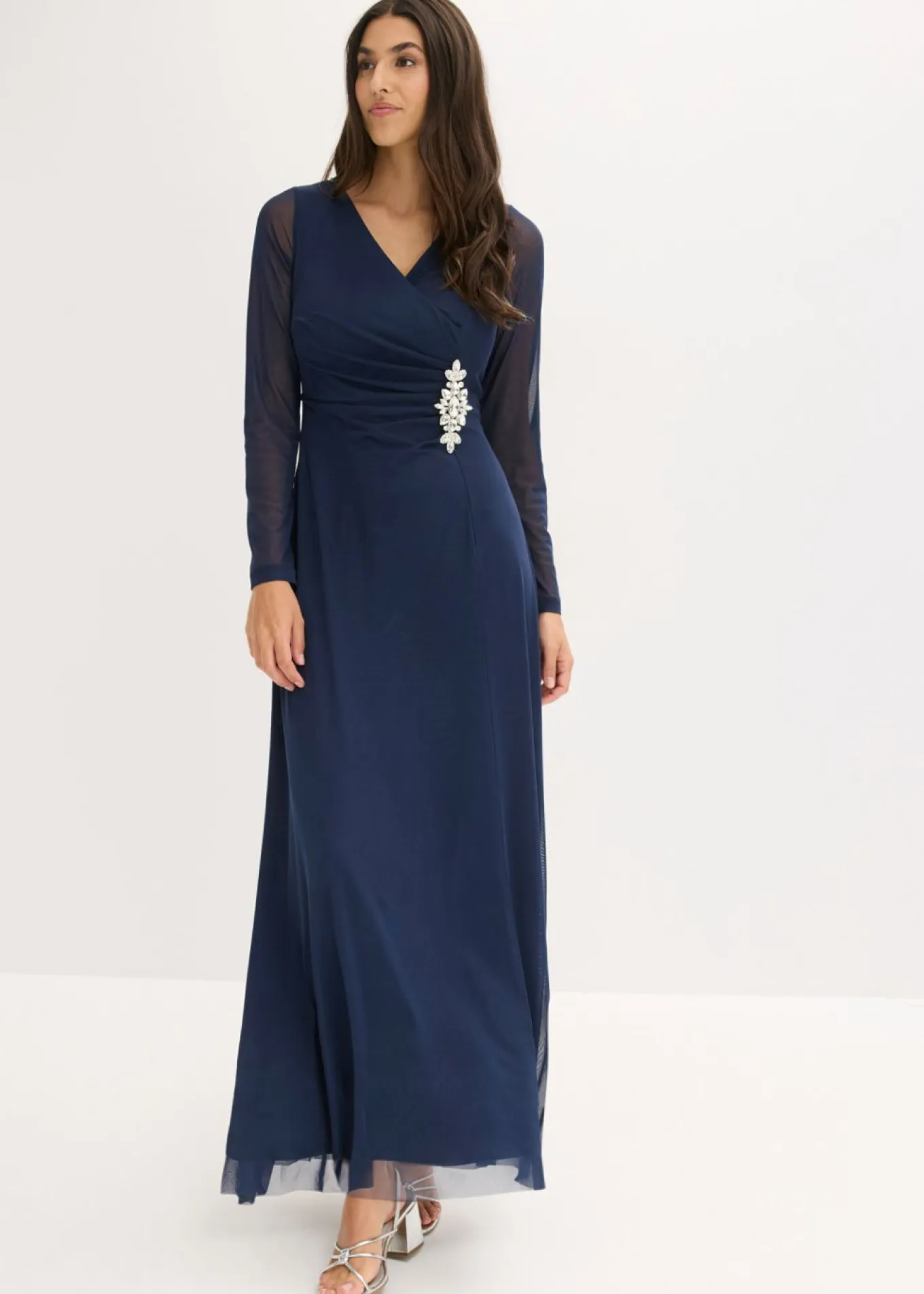 Vestido de noche de tul delicado con aplicación de piedras
