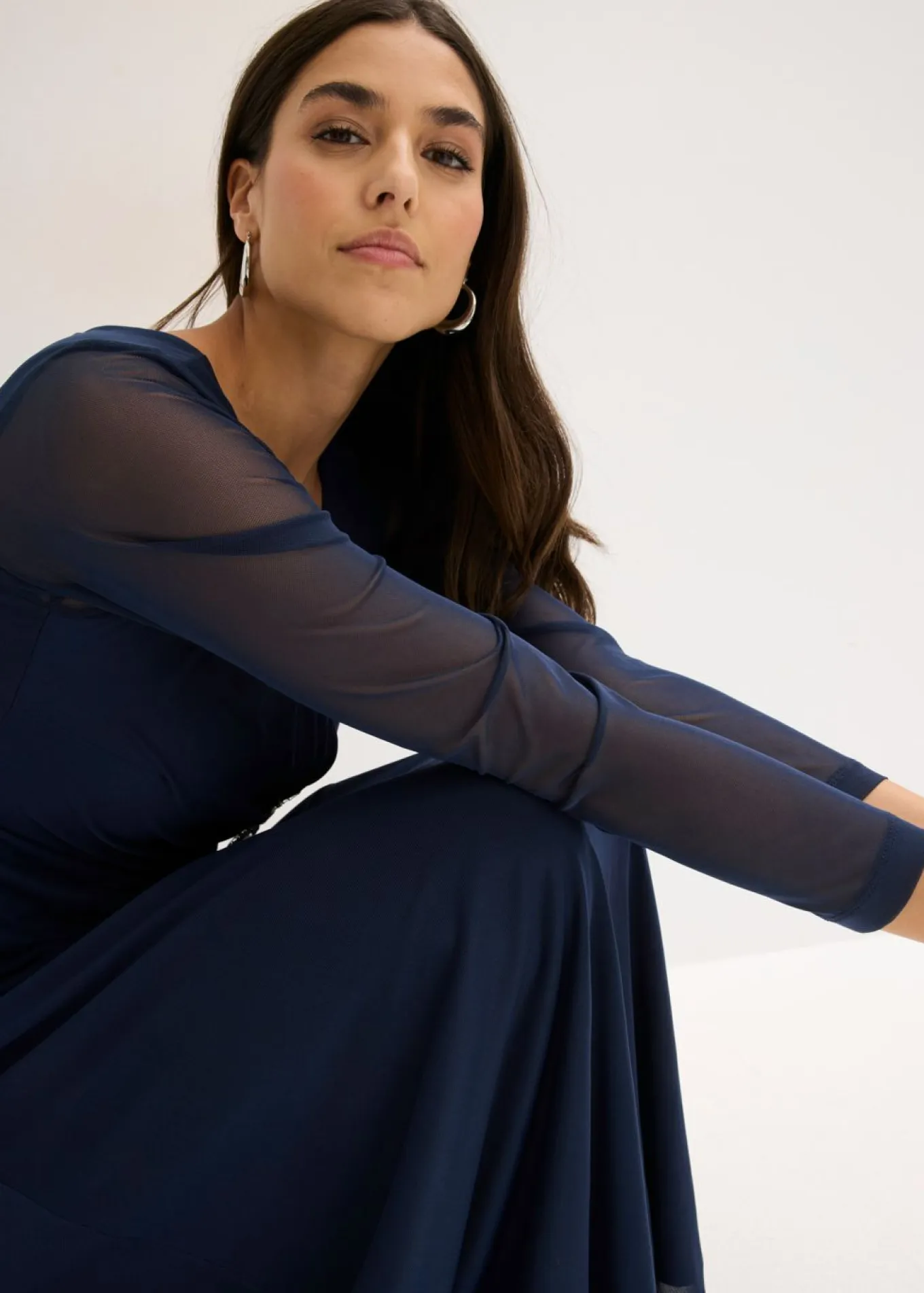 Vestido de noche de tul delicado con aplicación de piedras