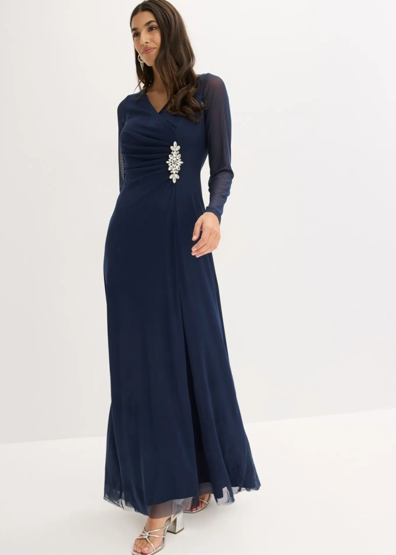 Vestido de noche de tul delicado con aplicación de piedras