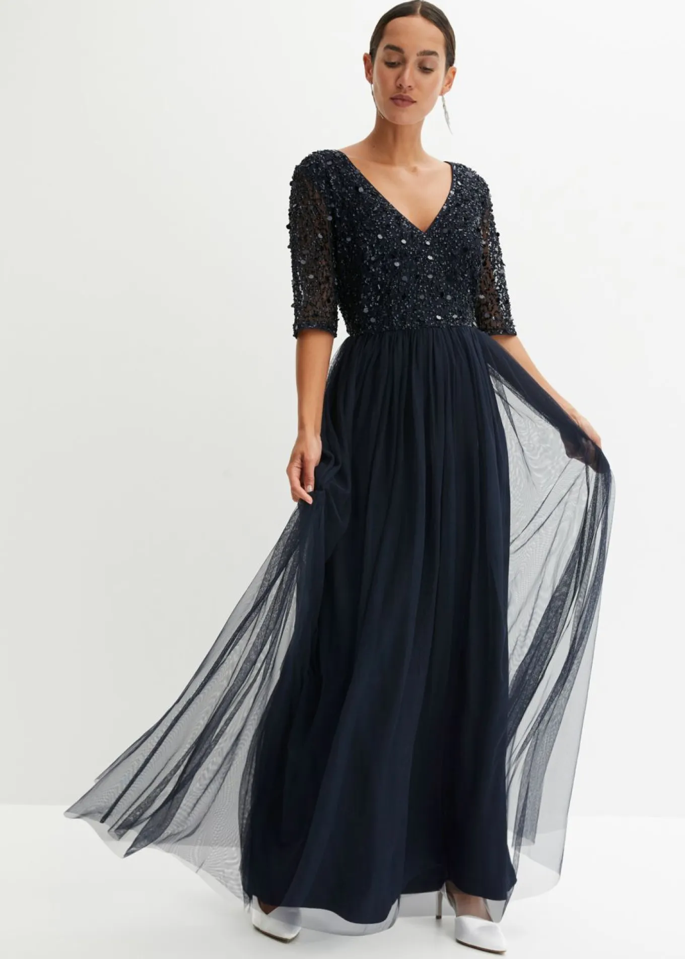 Vestido de noche de tul delicado con bordado de lentejuelas