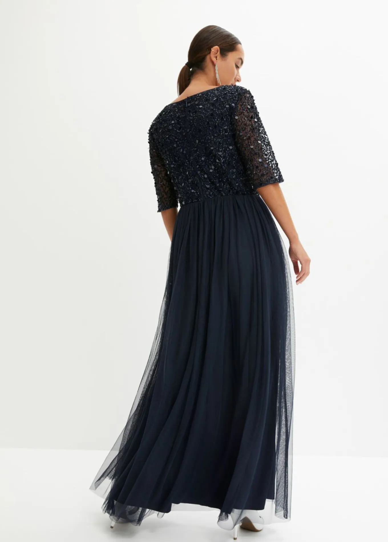 Vestido de noche de tul delicado con bordado de lentejuelas