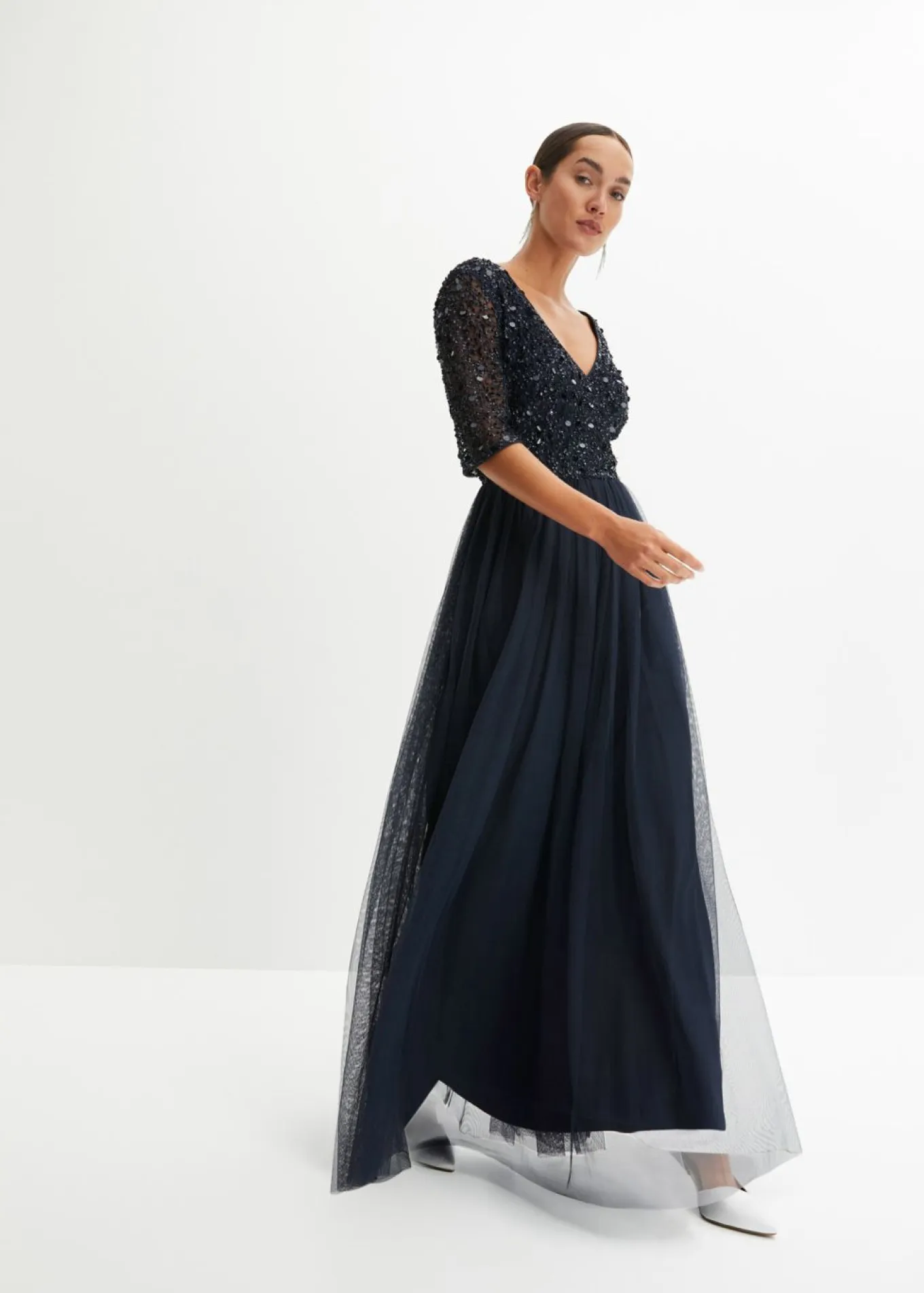 Vestido de noche de tul delicado con bordado de lentejuelas