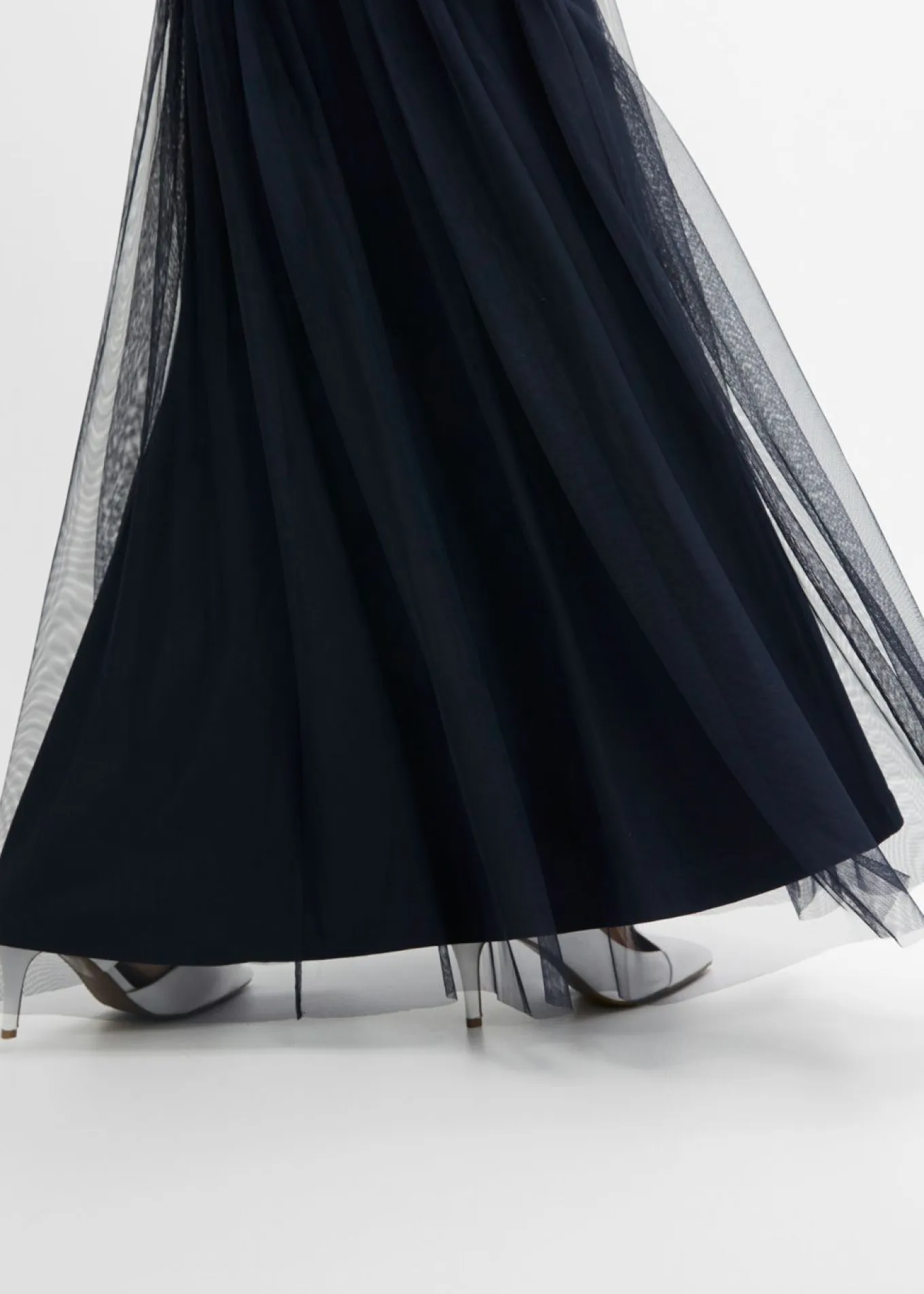 Vestido de noche de tul delicado con bordado de lentejuelas