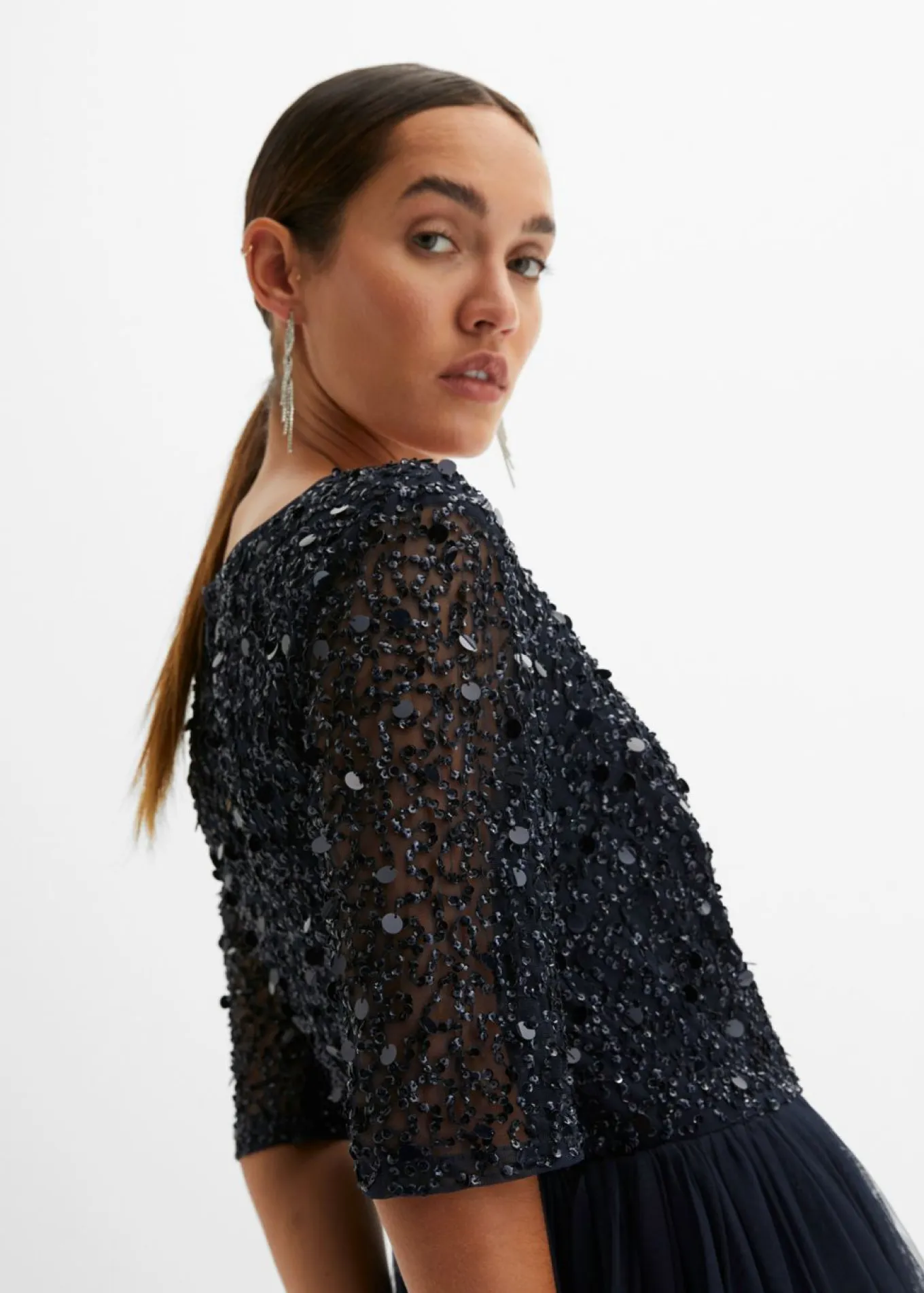 Vestido de noche de tul delicado con bordado de lentejuelas