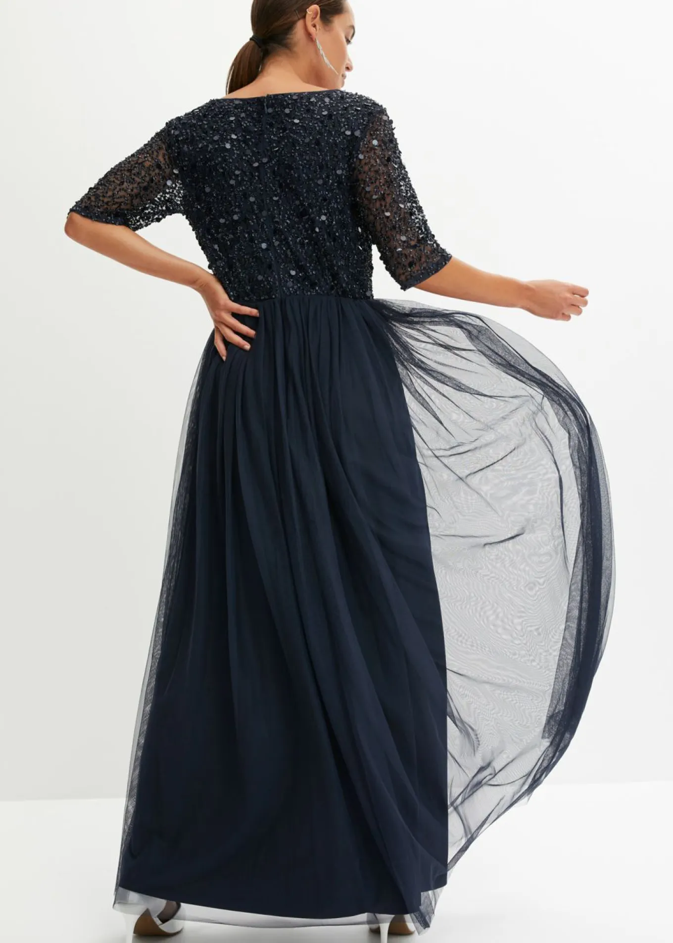 Vestido de noche de tul delicado con bordado de lentejuelas