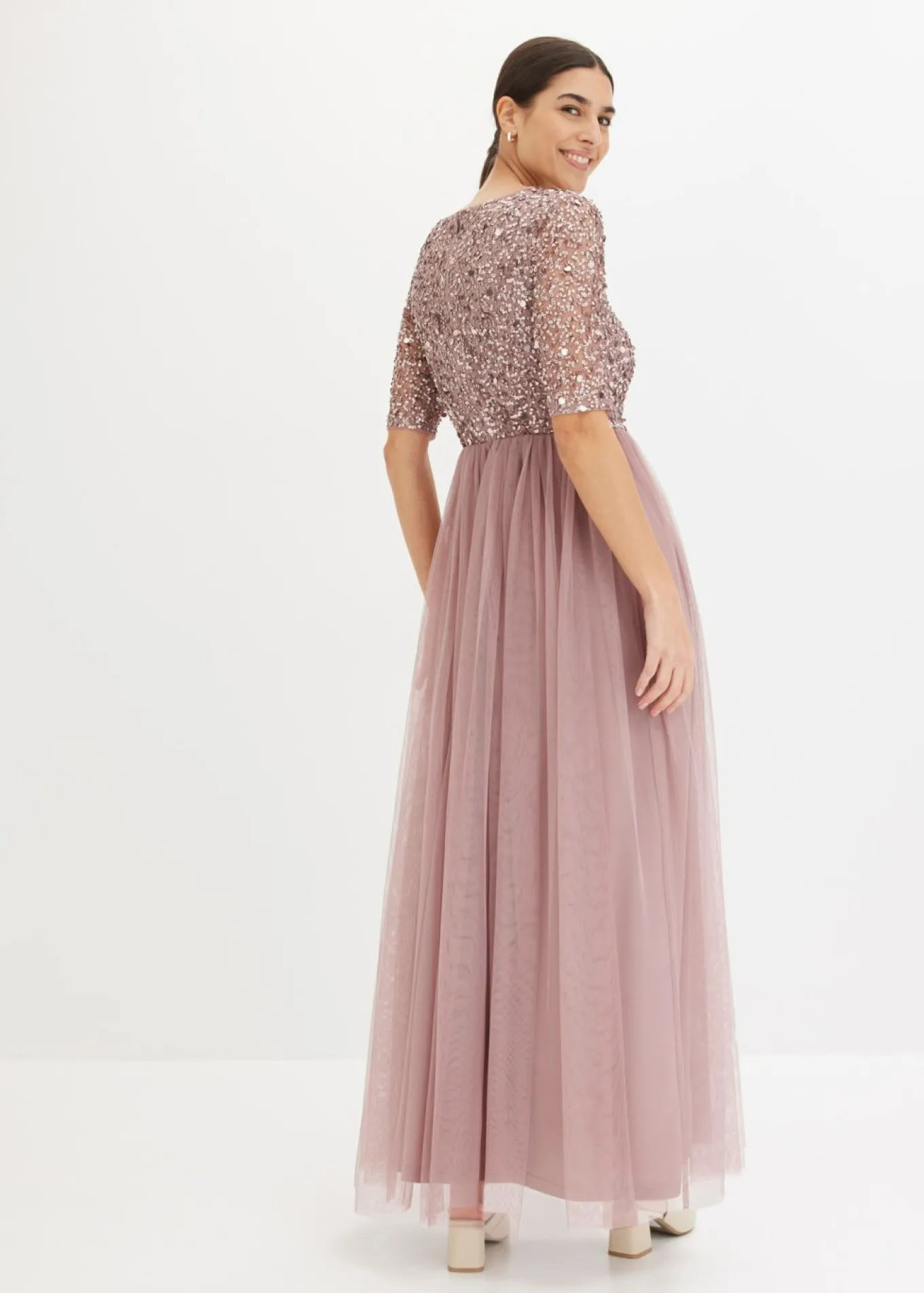 Vestido de noche de tul delicado con bordado de lentejuelas