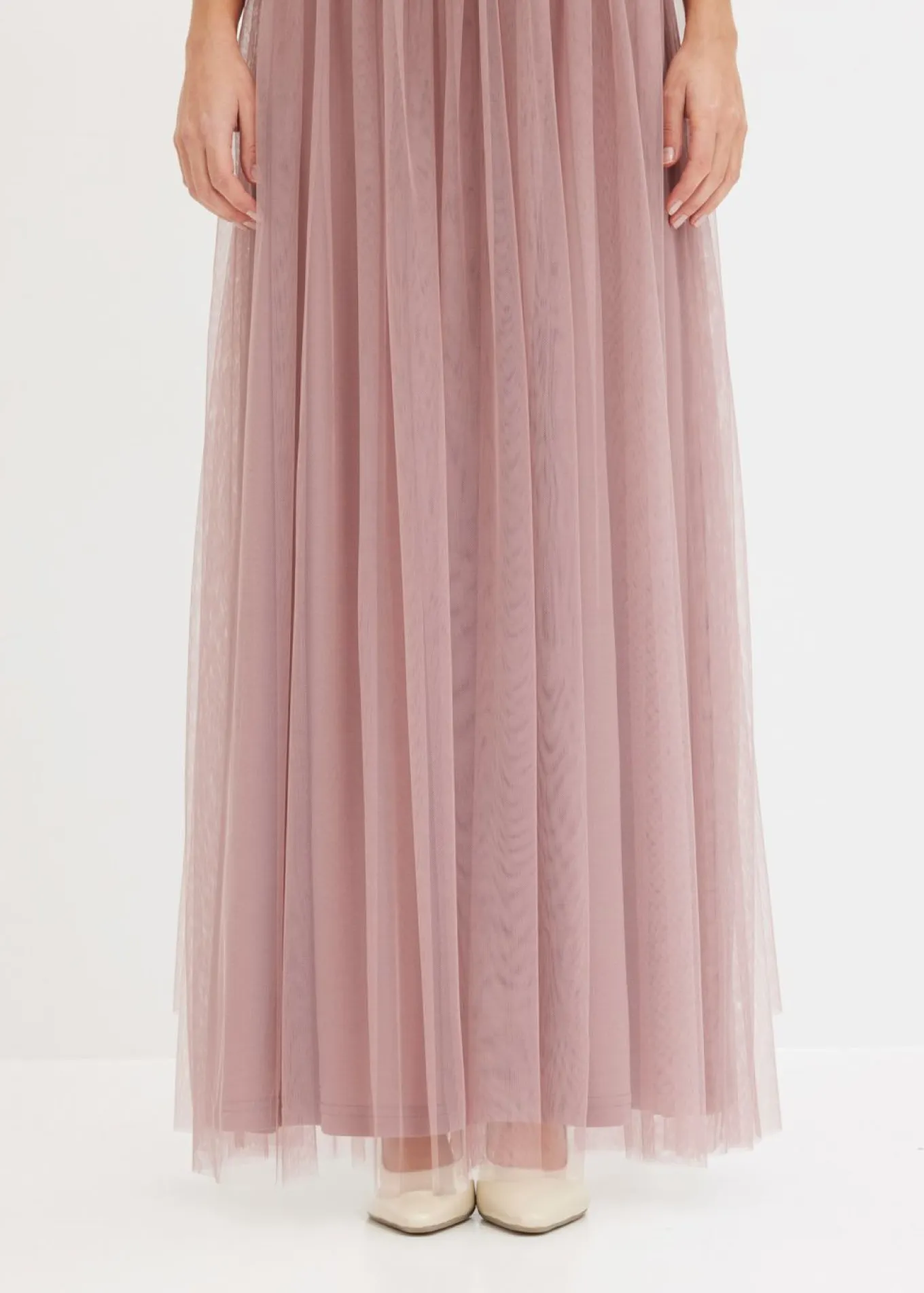 Vestido de noche de tul delicado con bordado de lentejuelas