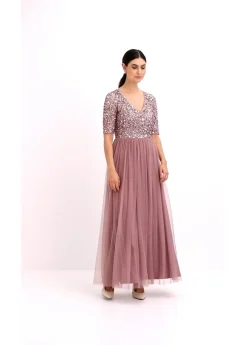 Vestido de noche de tul delicado con bordado de lentejuelas