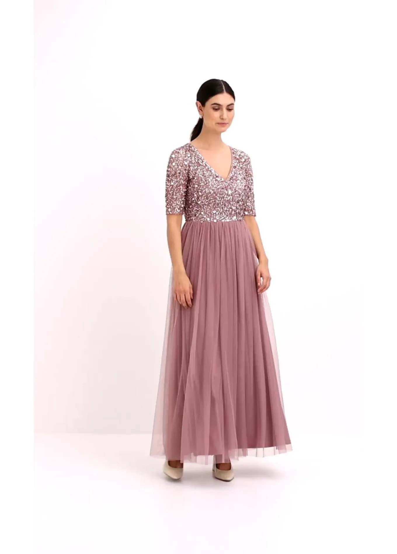 Vestido de noche de tul delicado con bordado de lentejuelas