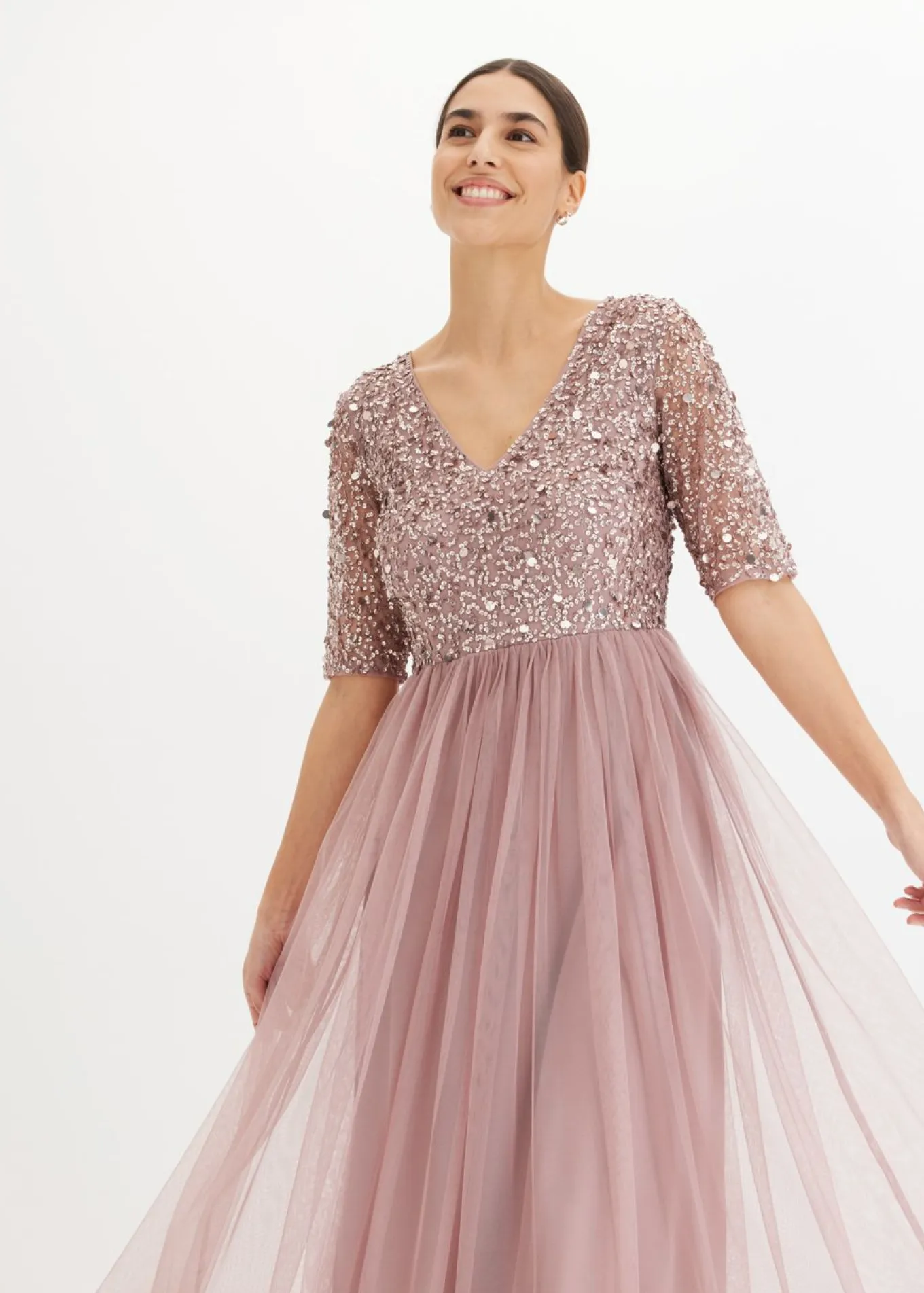 Vestido de noche de tul delicado con bordado de lentejuelas