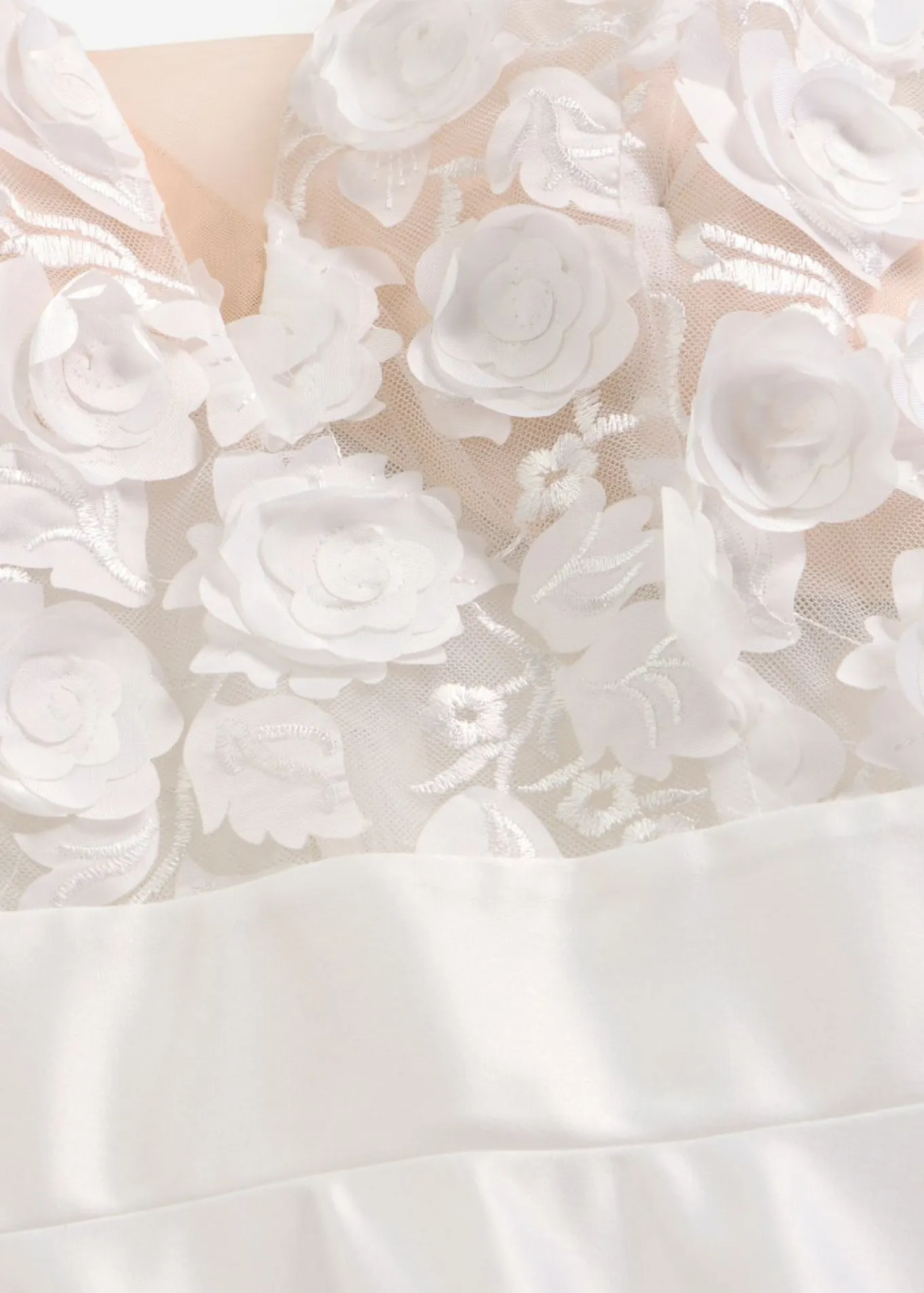 Vestido de novia de satén brillante con aplicaciones de flores